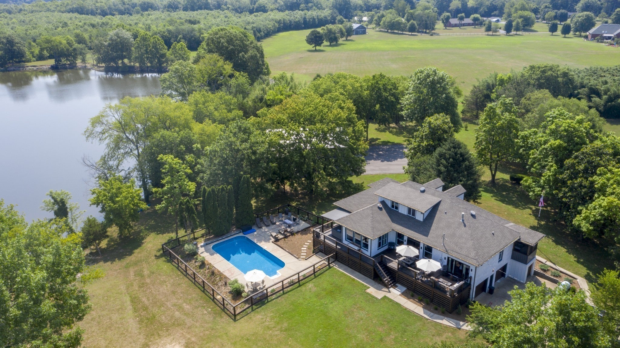 1014 Lakeview Cir — photo