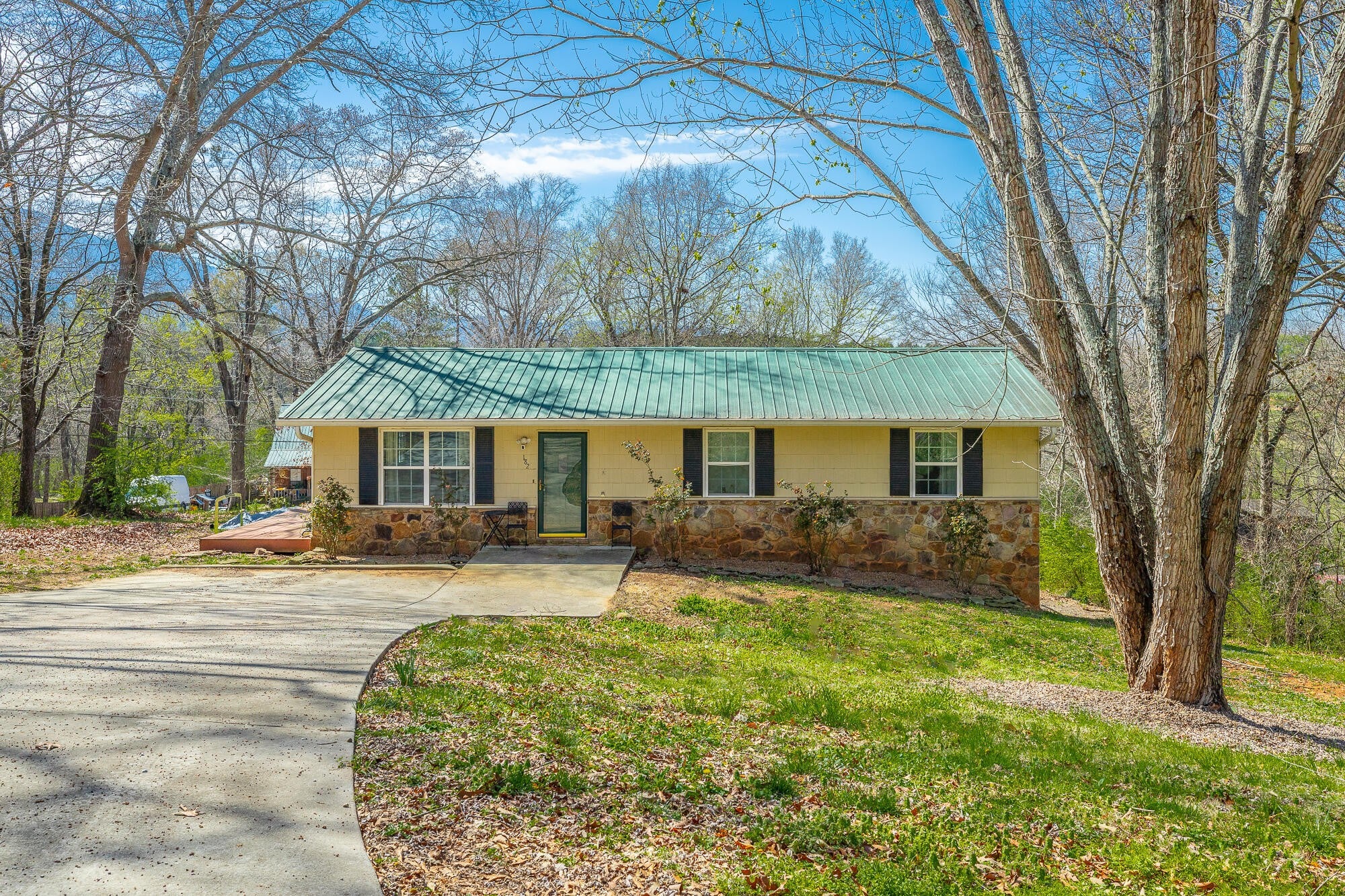 182 Woodbine Drive — photo