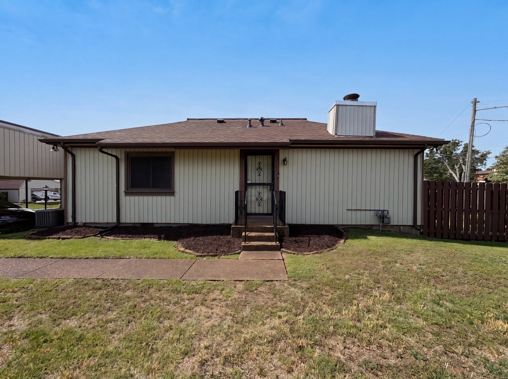 1014 Heritage Dr — photo