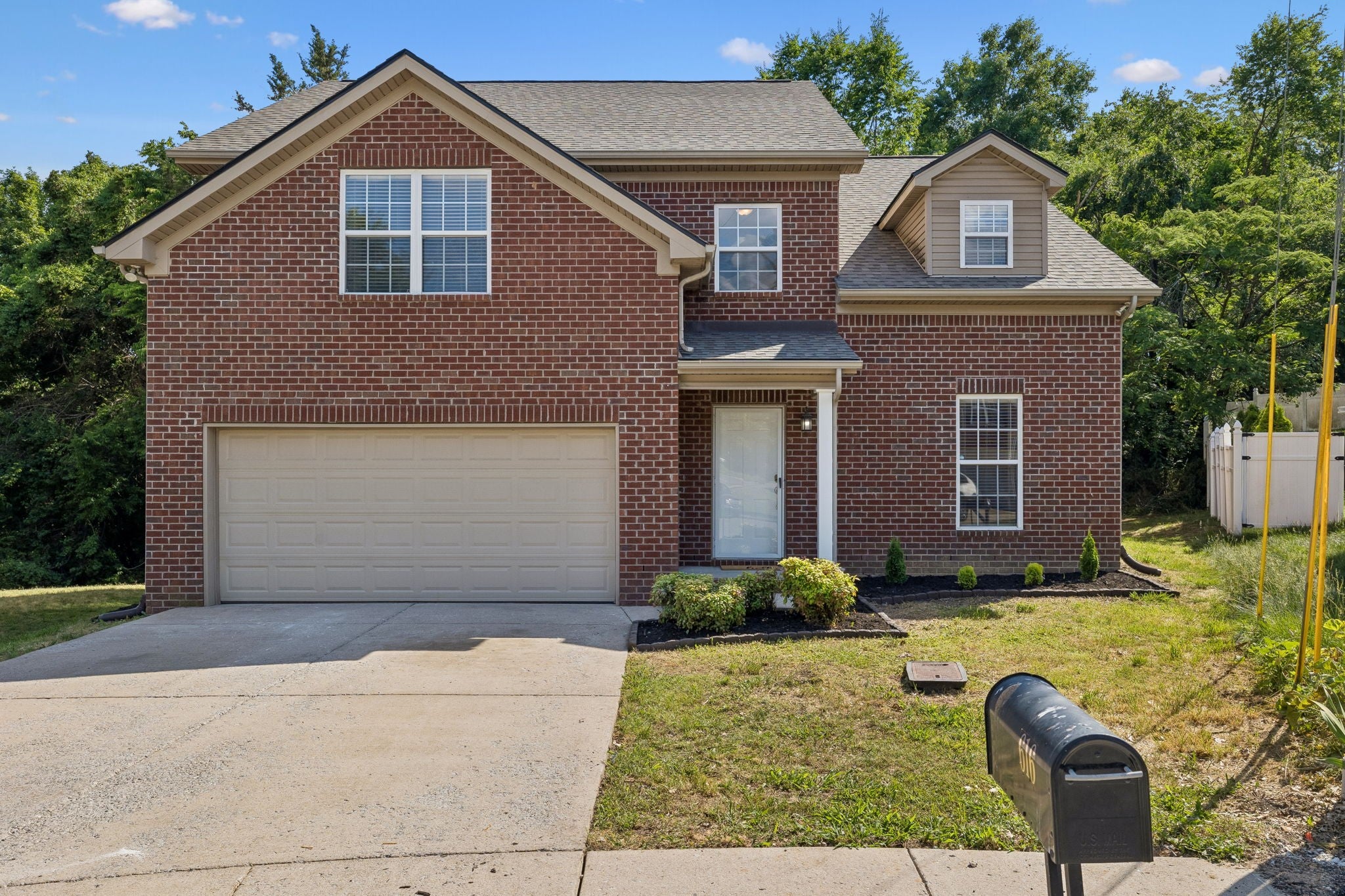 616 Twin Oaks Ct — photo
