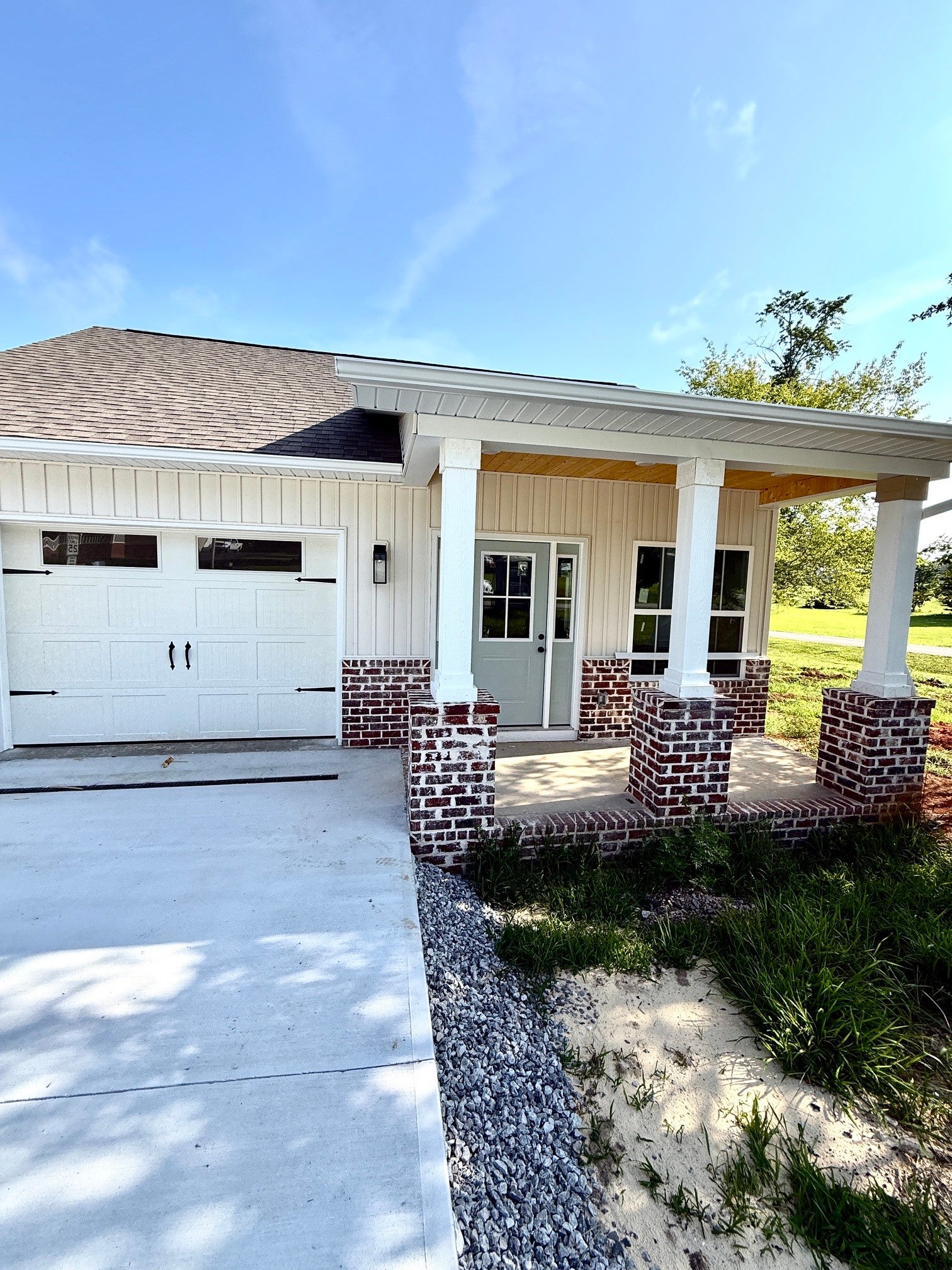 114 Honeysuckle Ln — photo