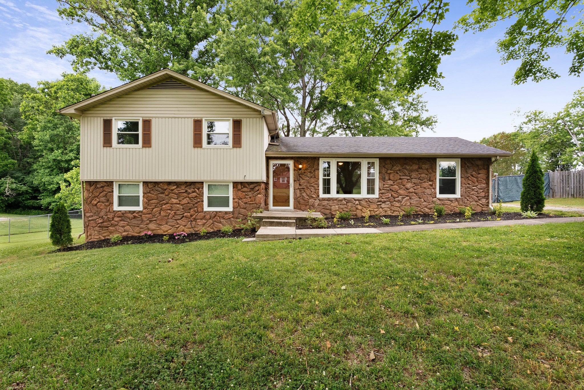 108 W Circle Dr — photo
