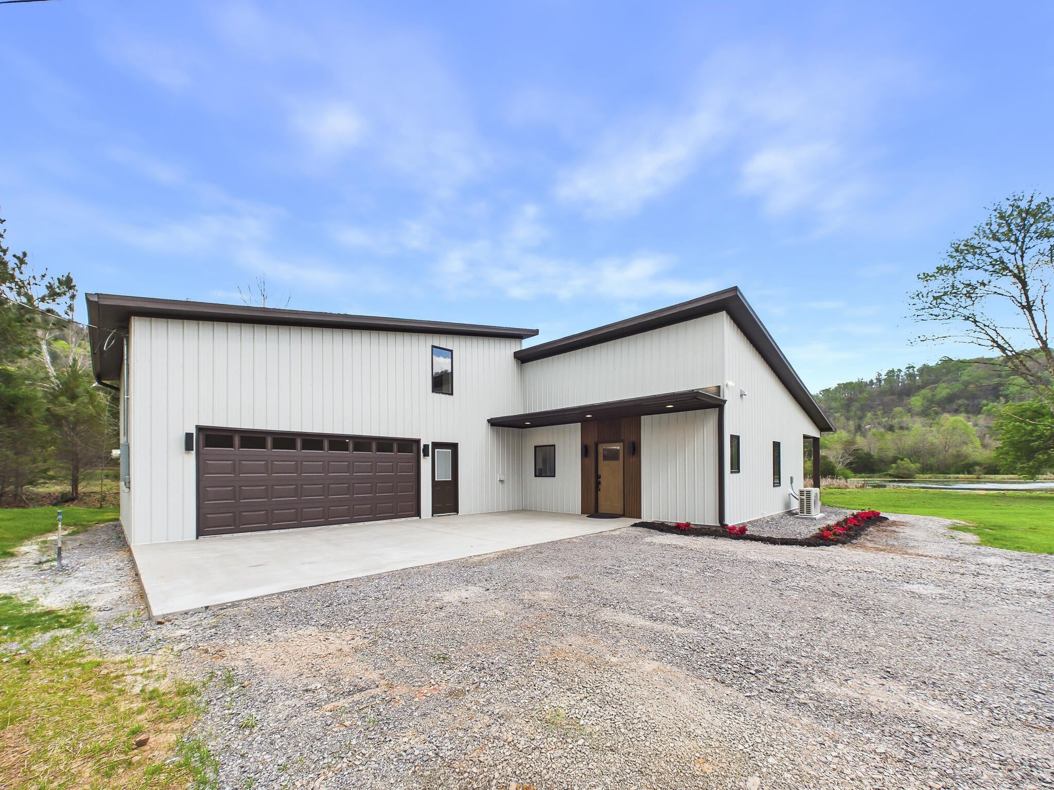 1483 Reagan Valley Road — photo