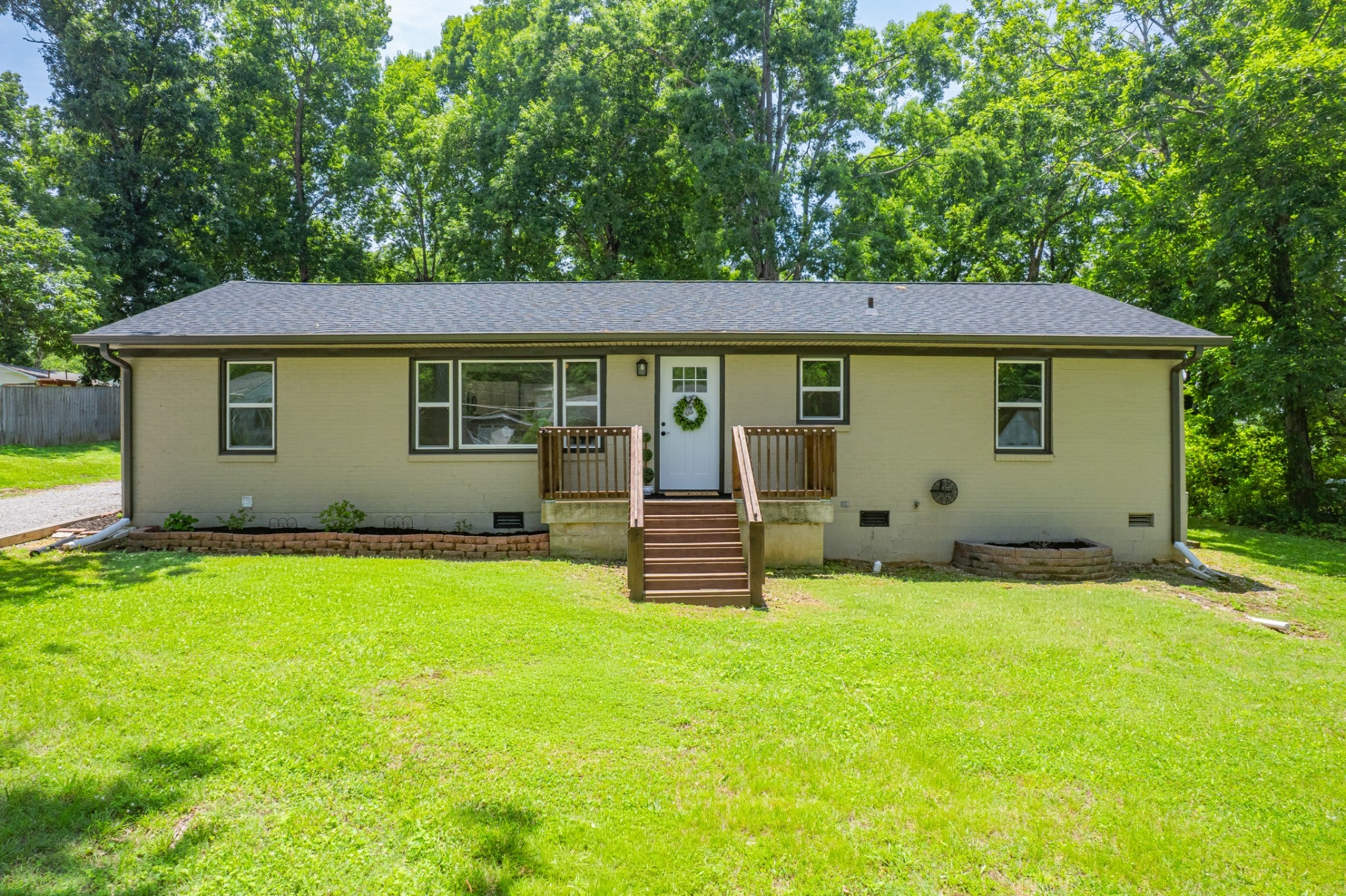 916 Battery Dr — photo