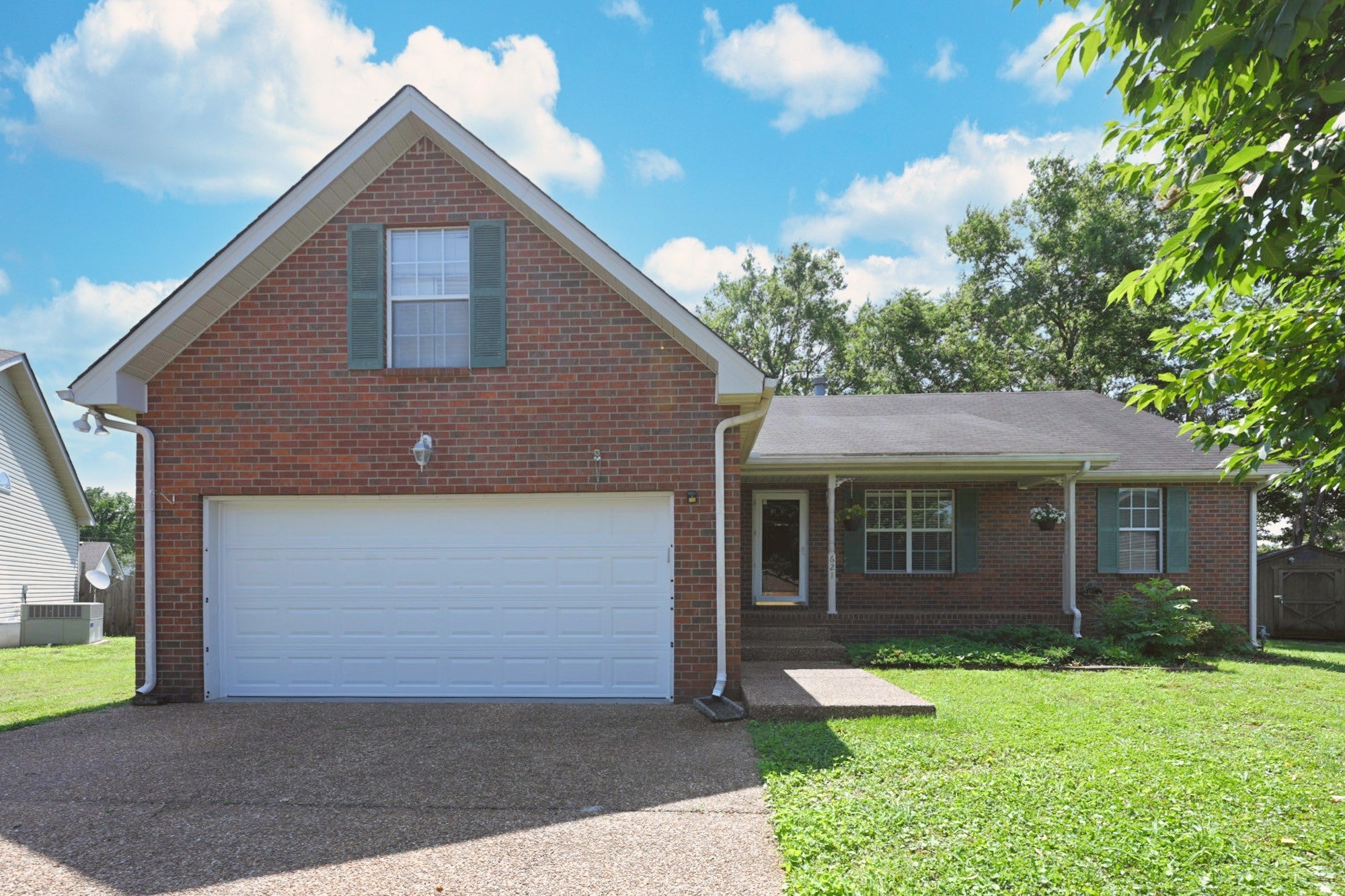 621 Kingsway Dr — photo