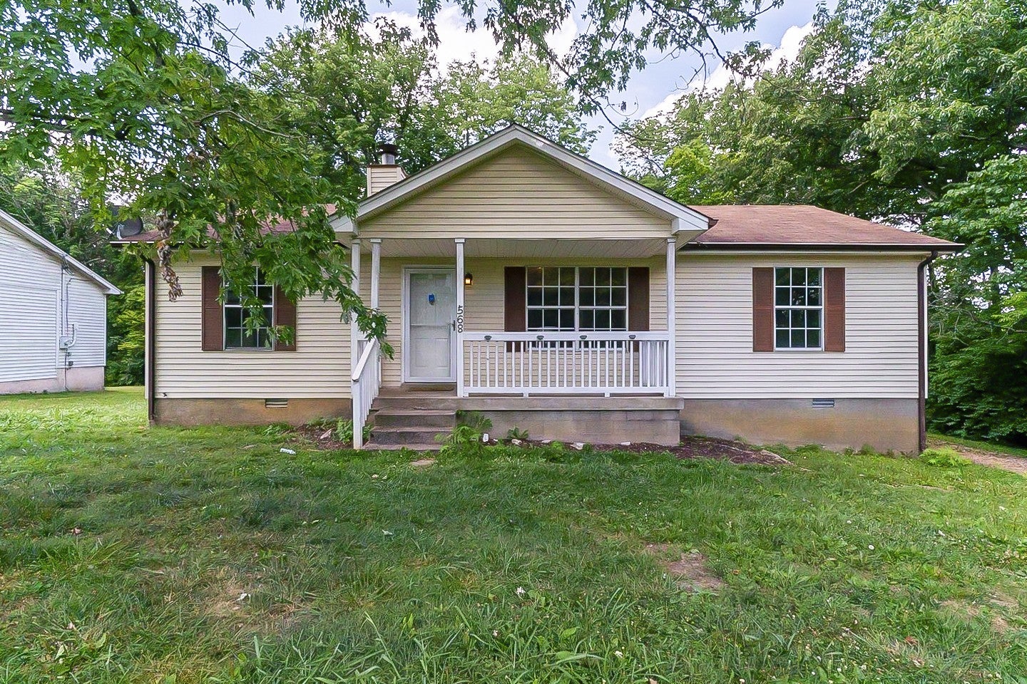 568 Woodcrest Dr — photo