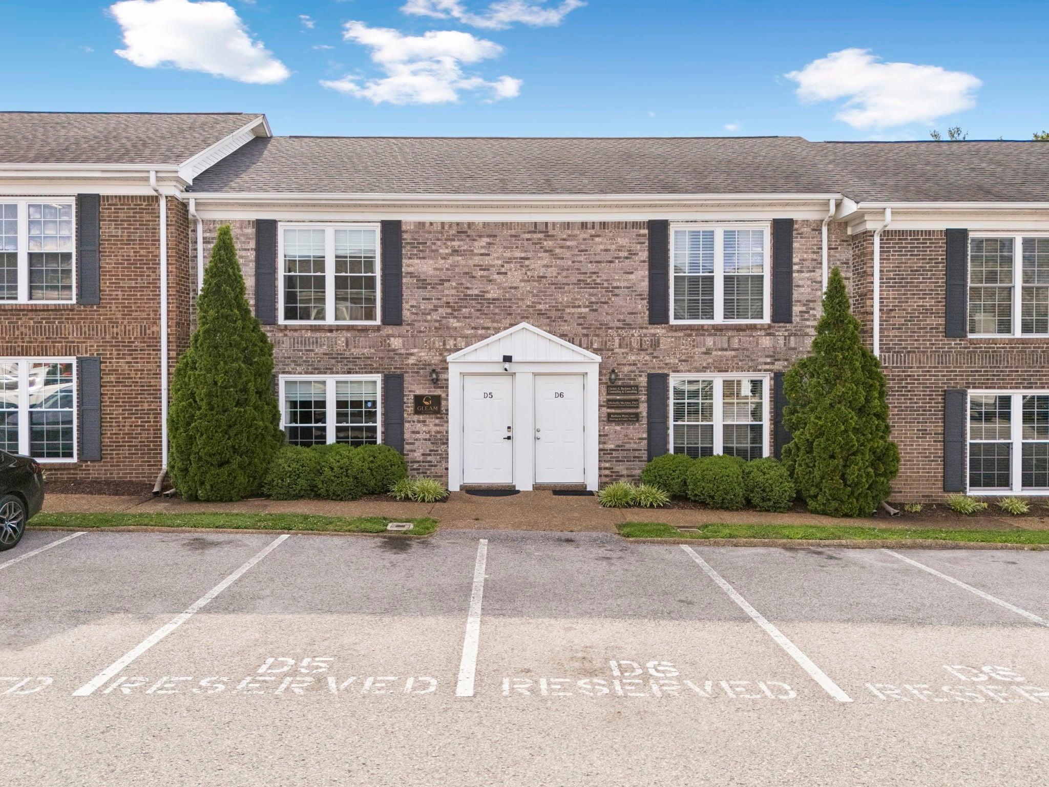 109 Holiday Ct — photo