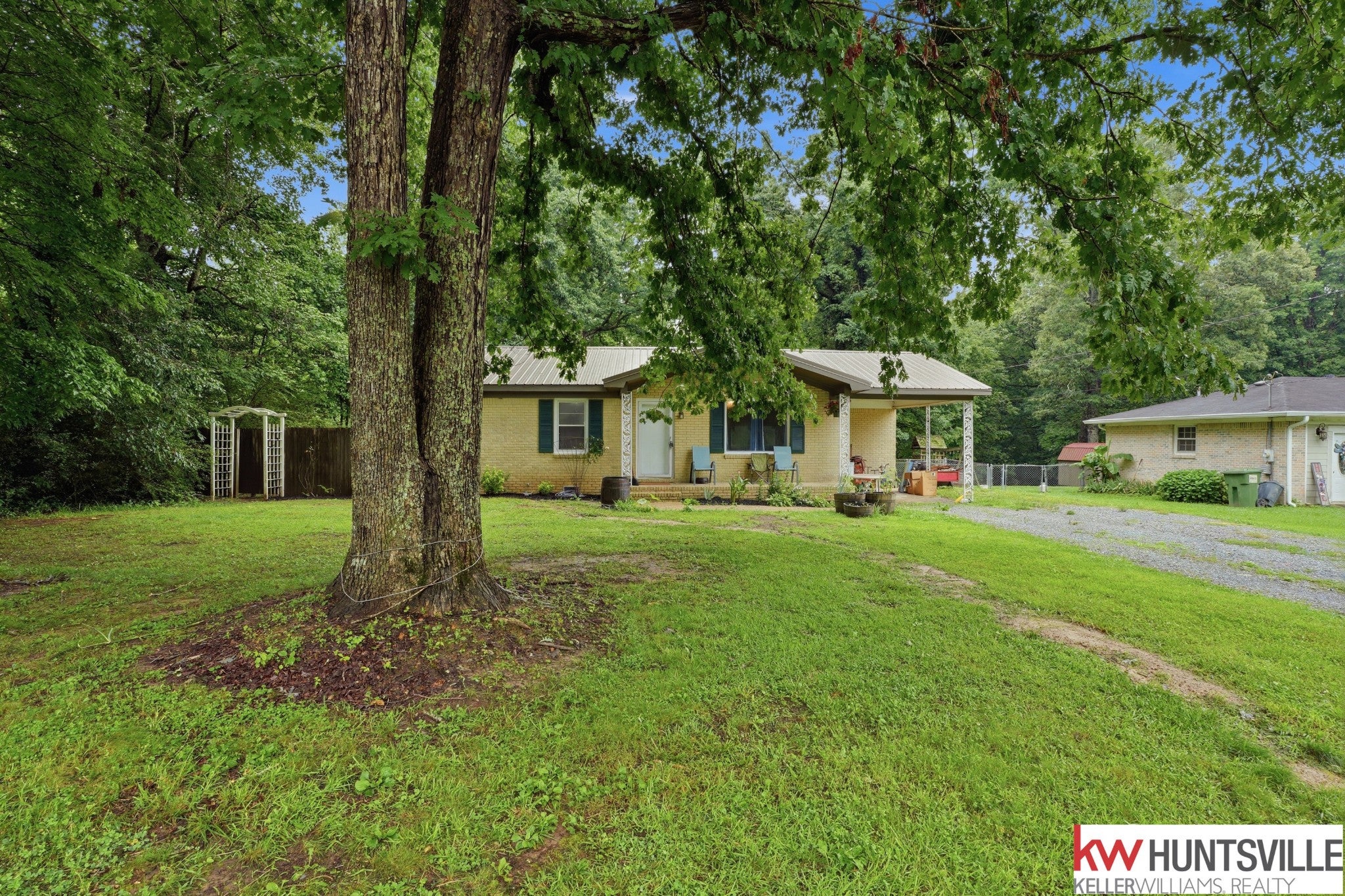 39 Eastwood Dr — photo