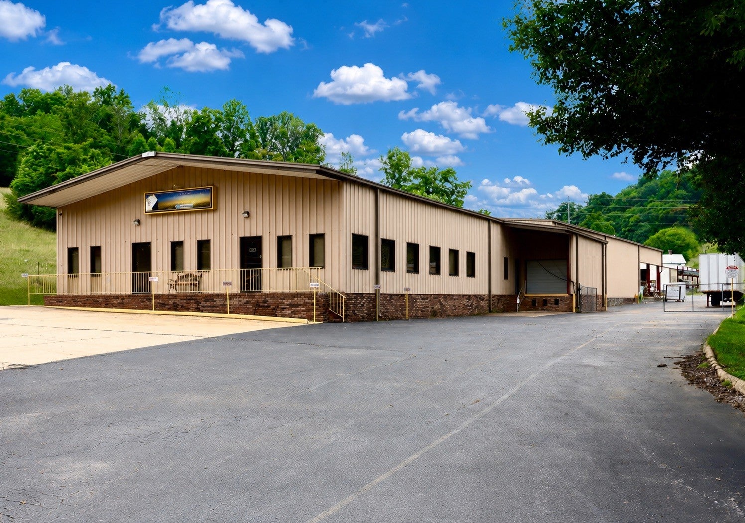 2335 Columbia Hwy — photo