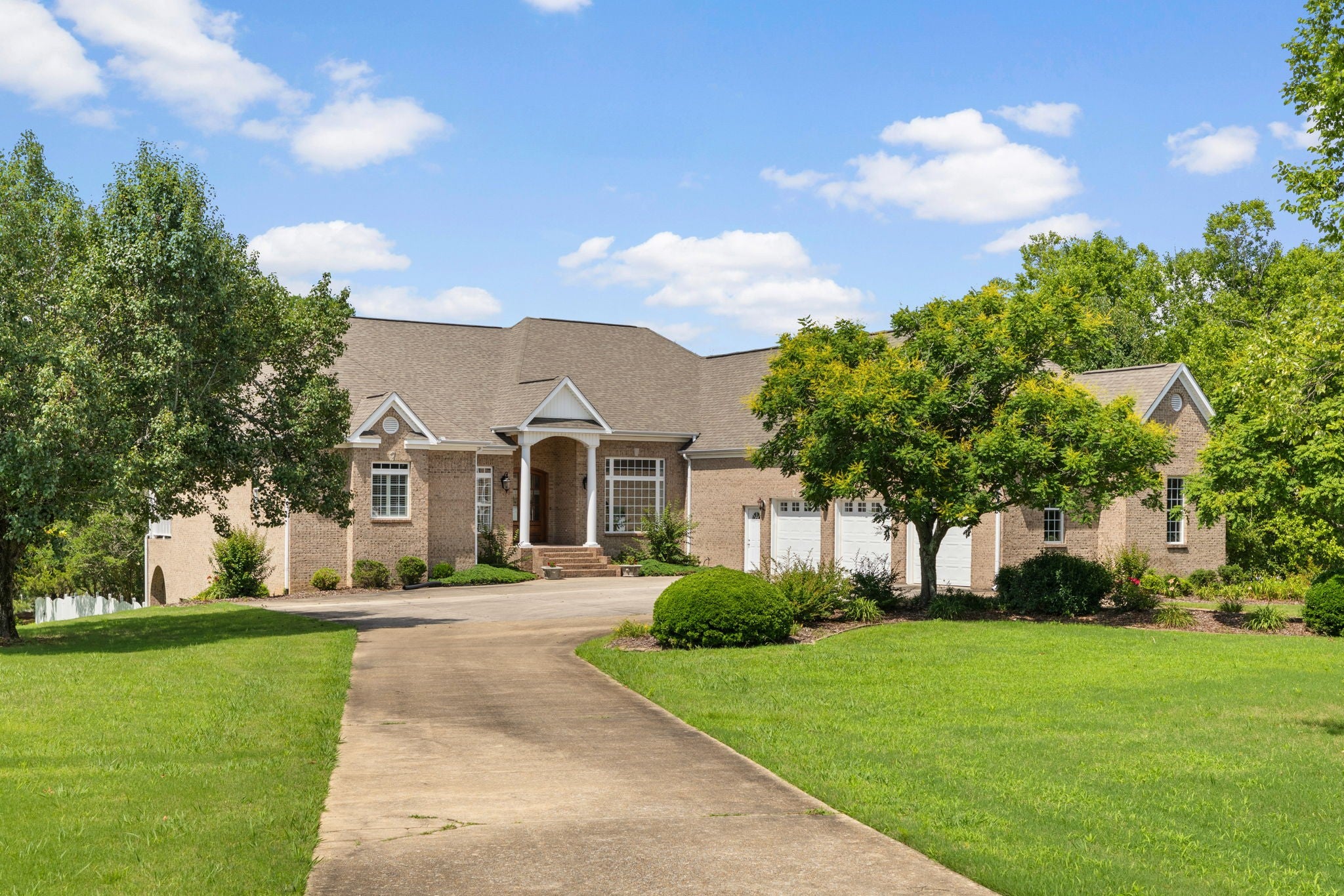 101 E Meadow Hill Dr — photo