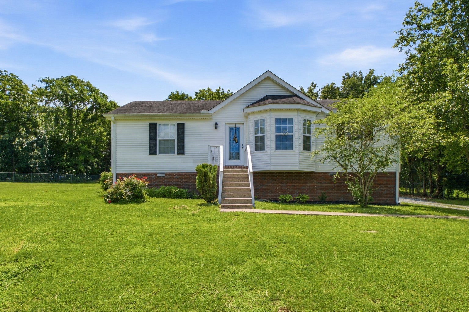 1024 Lynndale Dr — photo