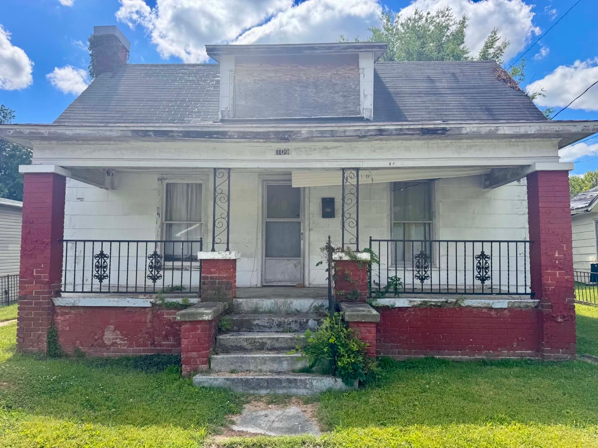 109 S Elm St — photo