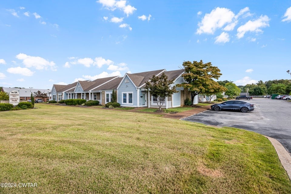 382 Carriage House Dr — photo