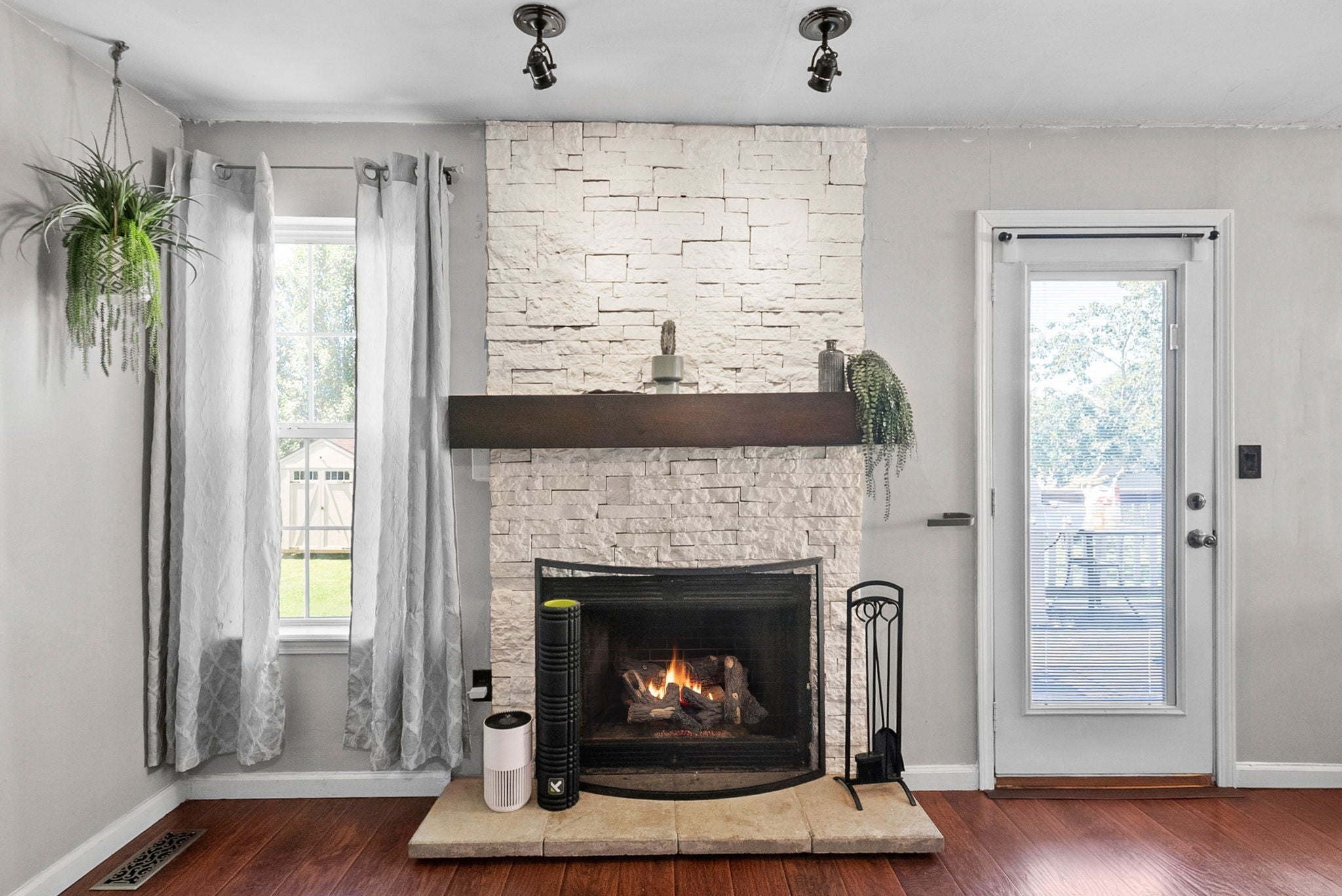 712 Carbondale Dr — photo