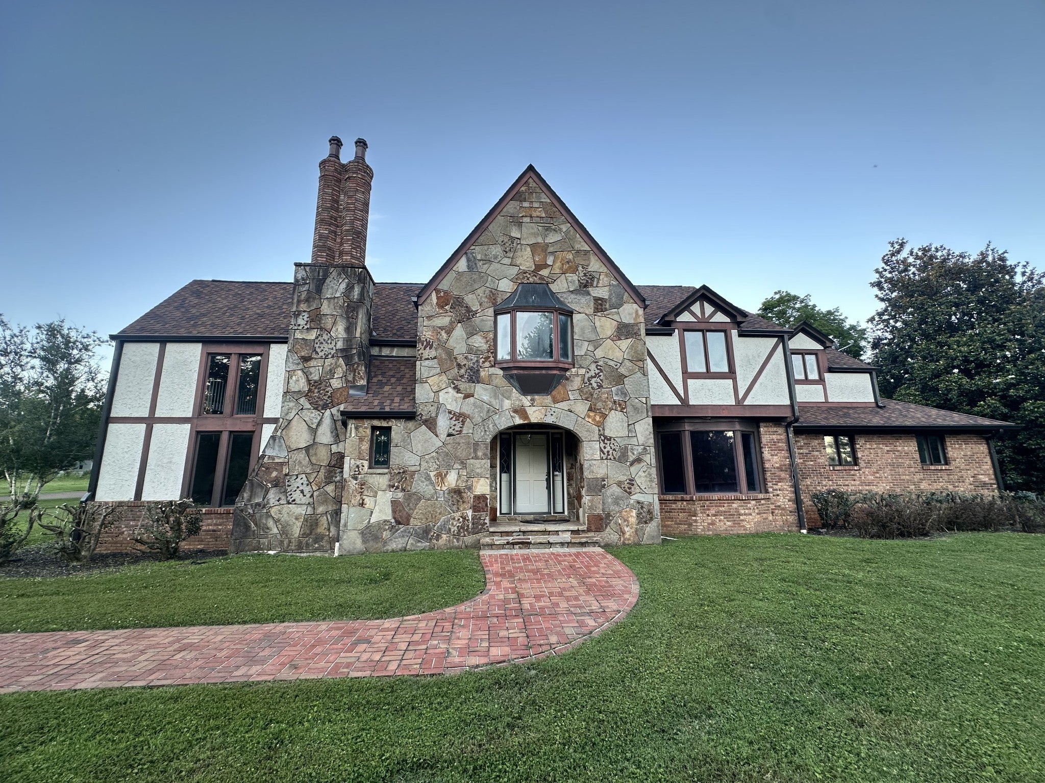 202 Oak Hill Dr — photo
