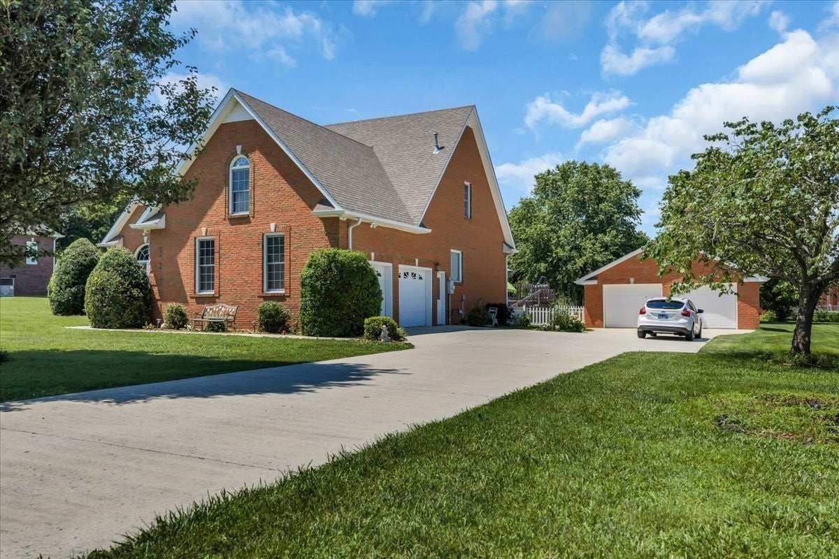 92 Freeman Ct — photo