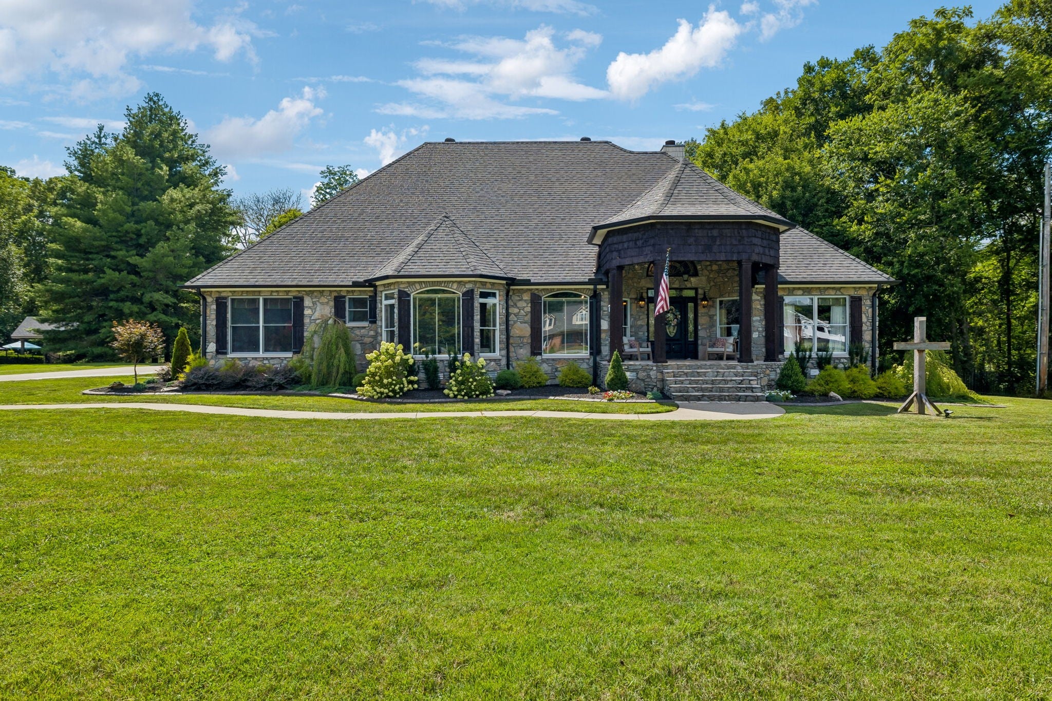 124 Poplar Dr — photo