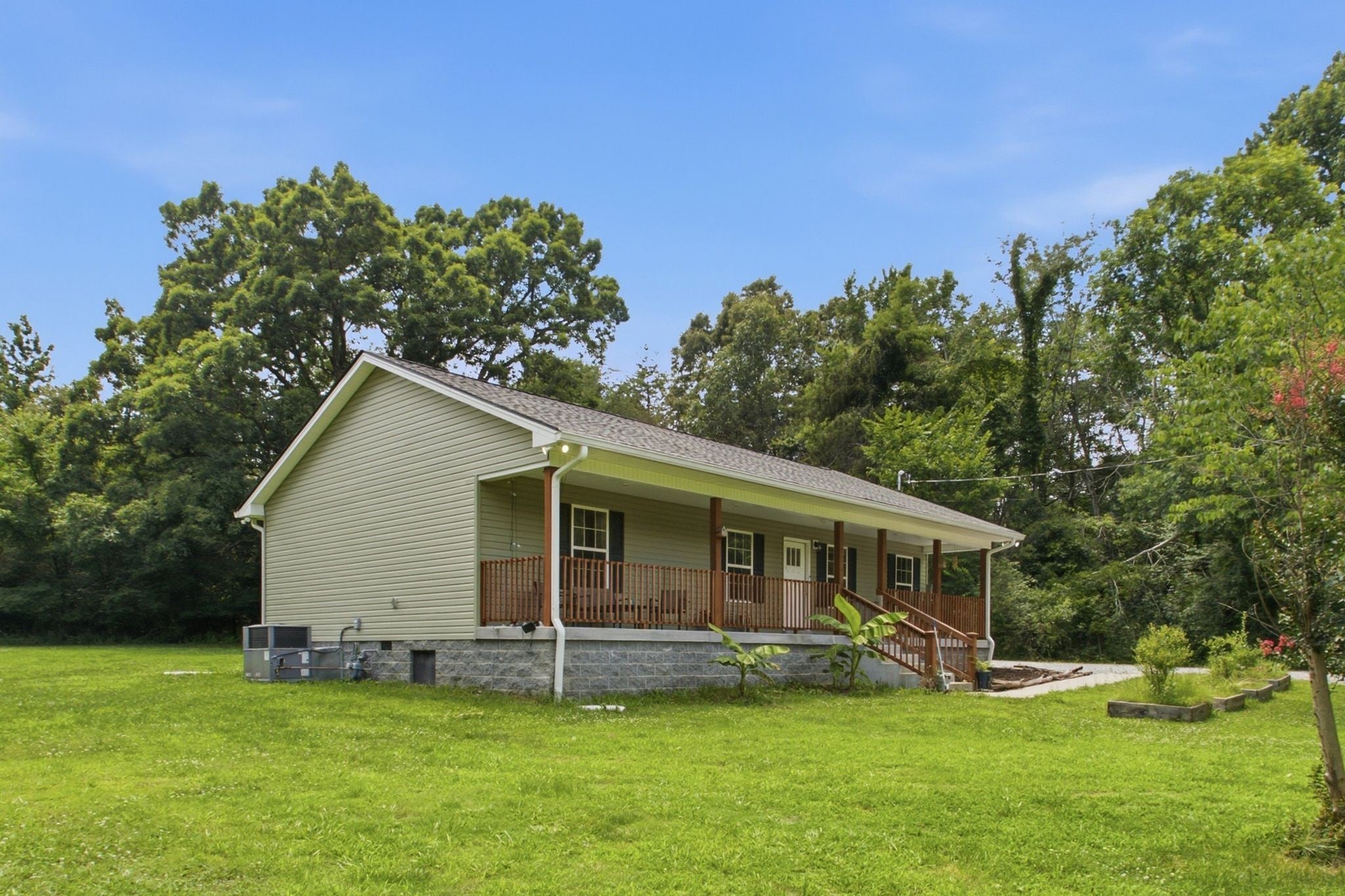 8252 Pinewood Rd — photo