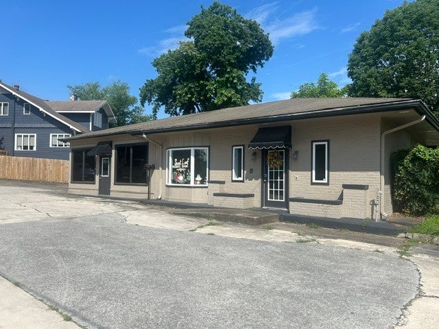 108 Mulberry Ave — photo