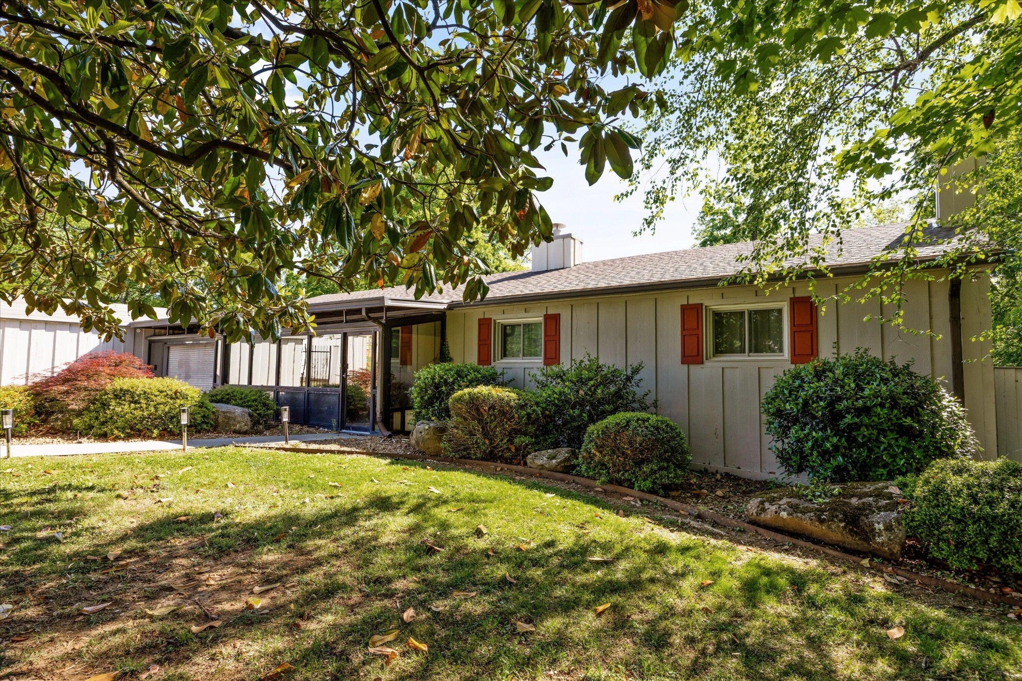 565 Hillcrest Circle — photo