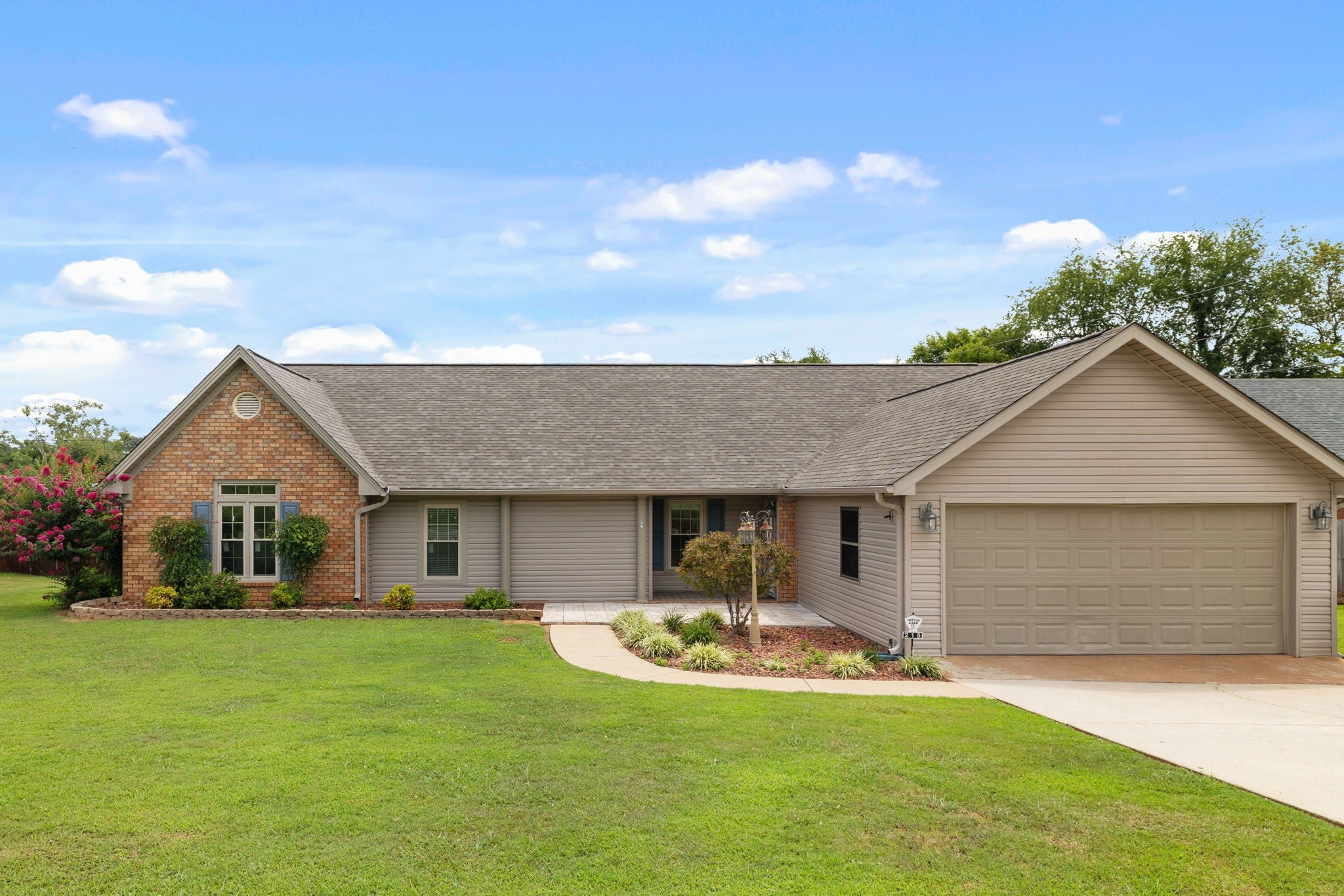 215 Oakview Cir — photo
