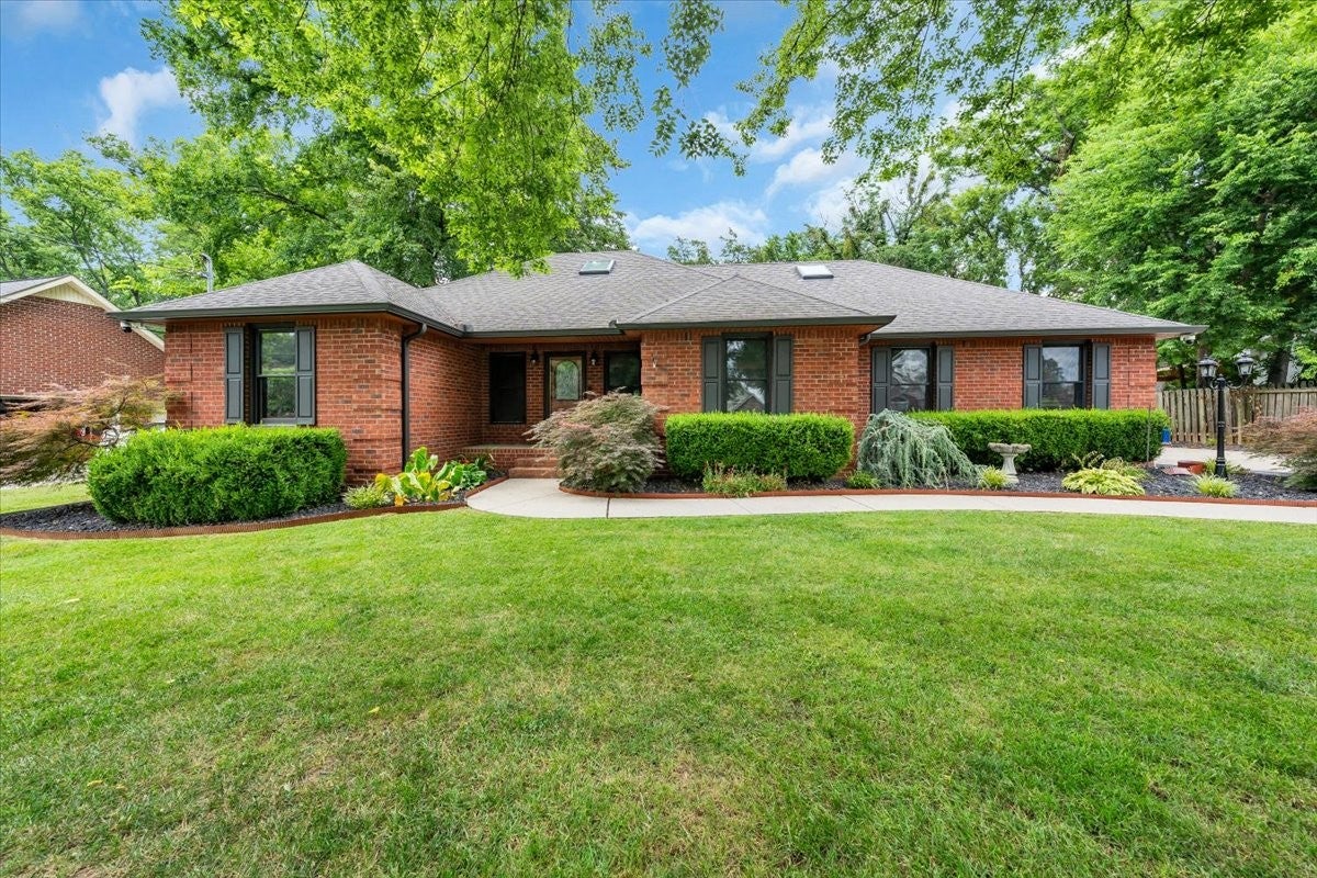 415 Whitney Dr — photo