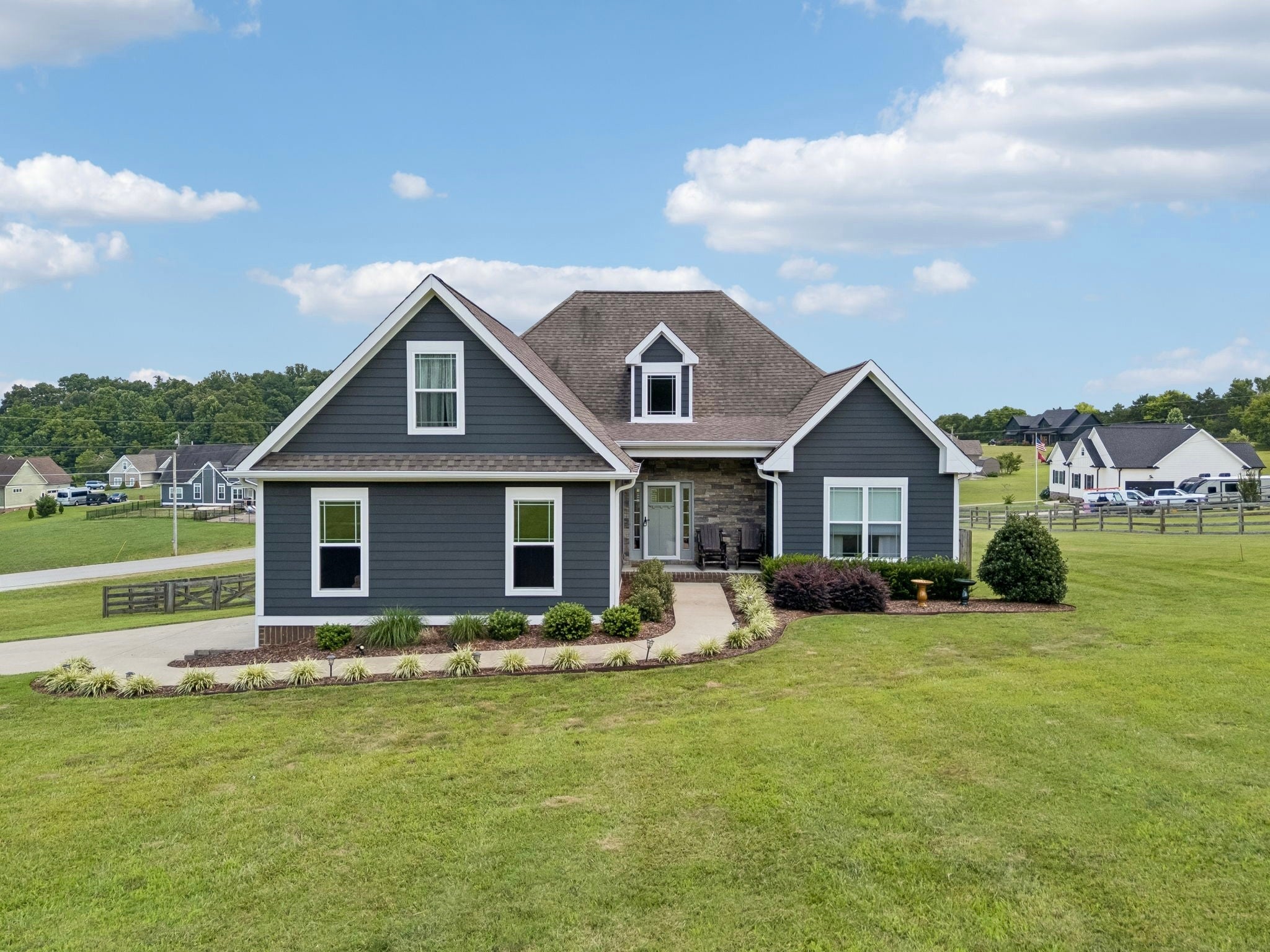 1002 Douglas Ct — photo