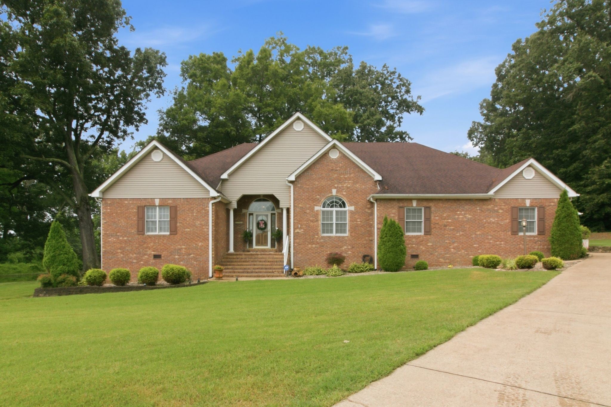 1305 Oakbrook Dr — photo