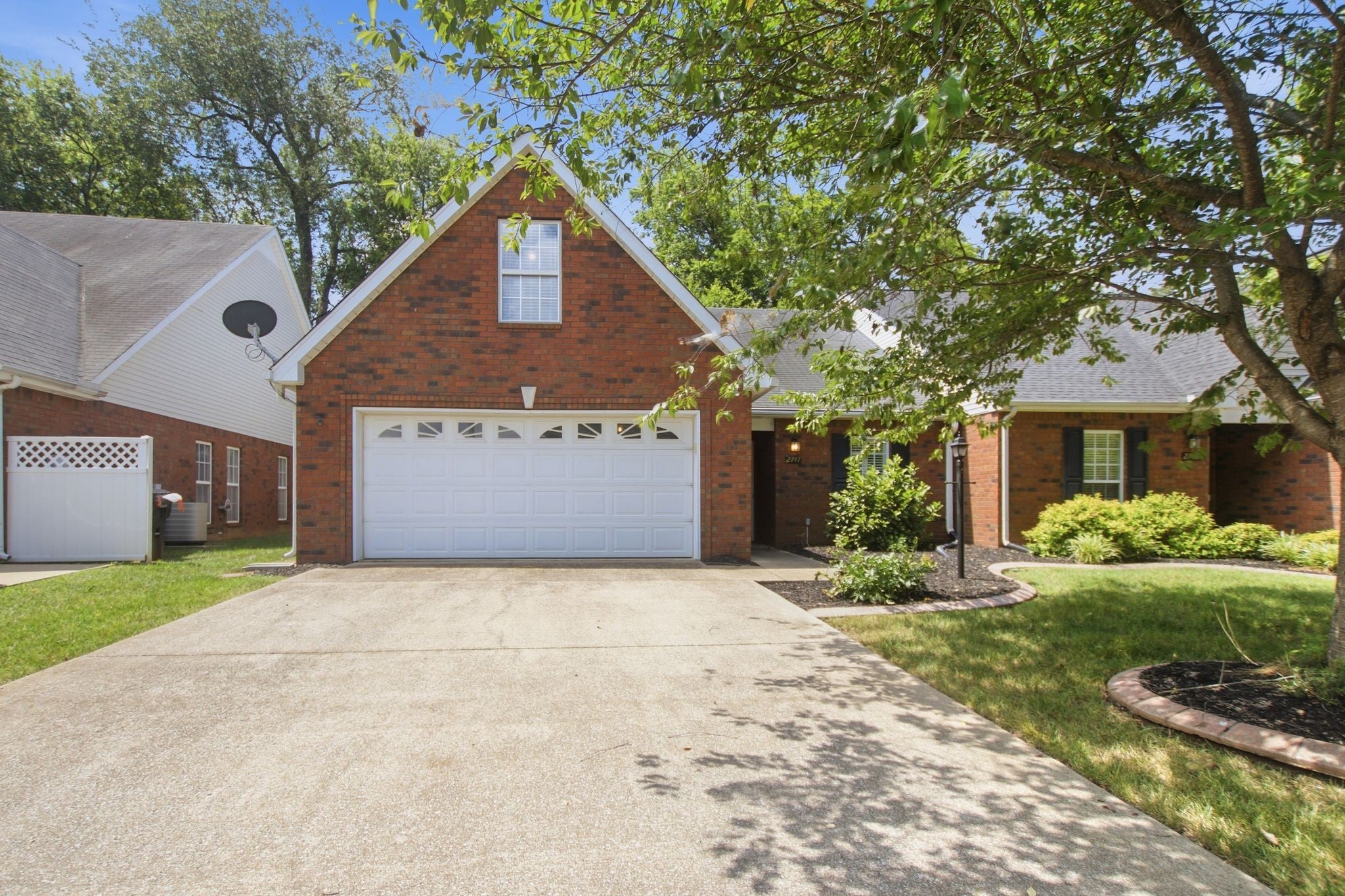 2747 Stonehedge Dr — photo