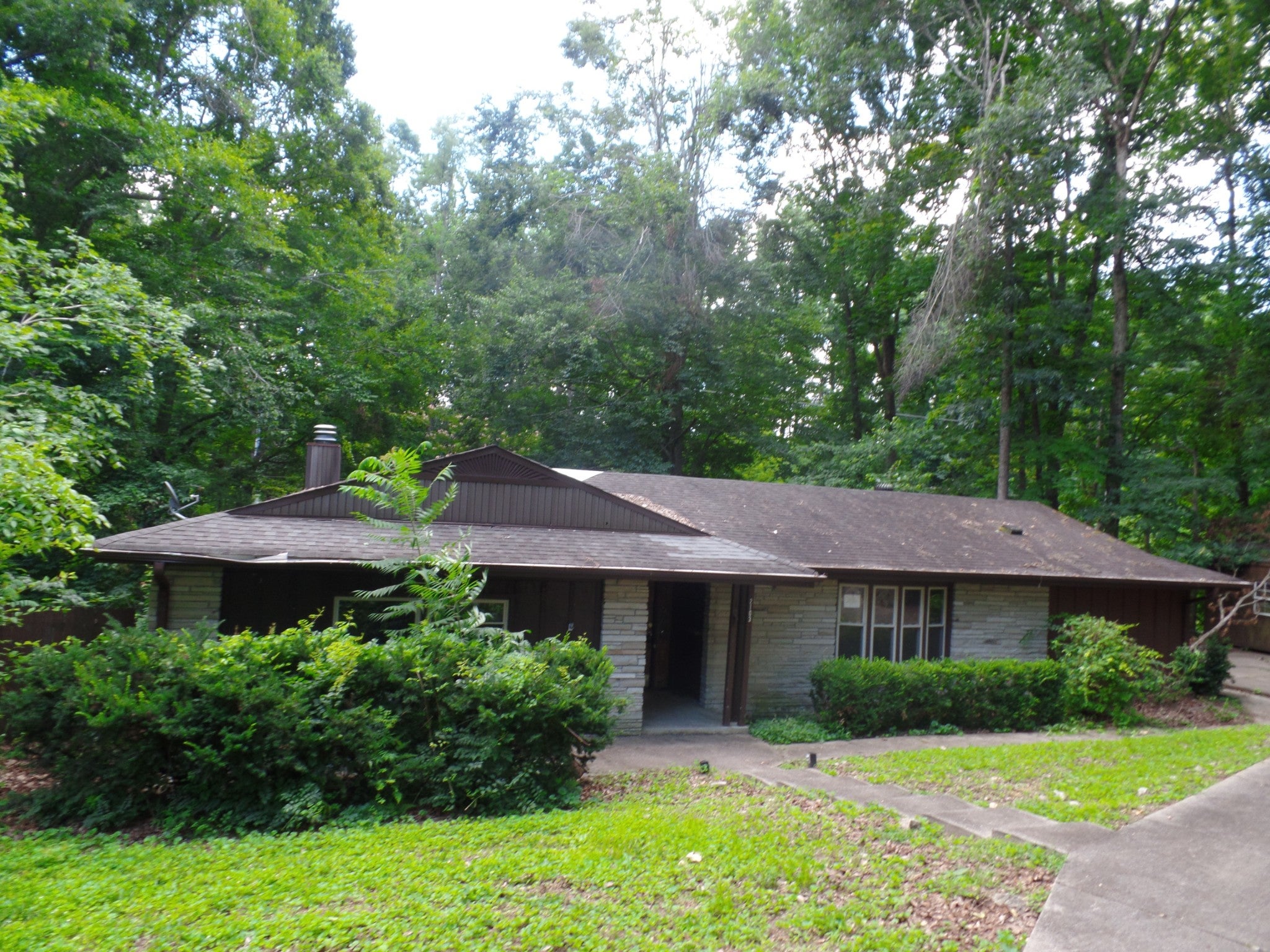2103 Lambert Dr — photo