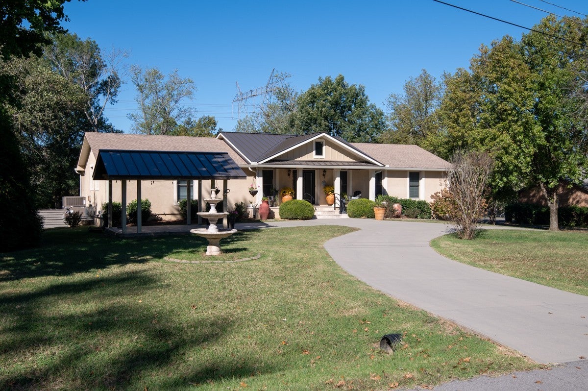 318 W Lee Etta Dr — photo