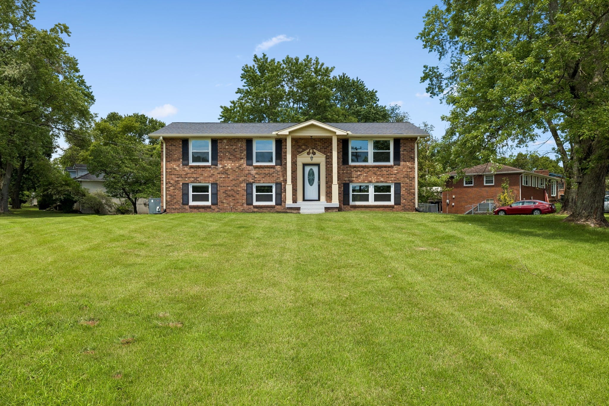 306 Grandview Dr — photo