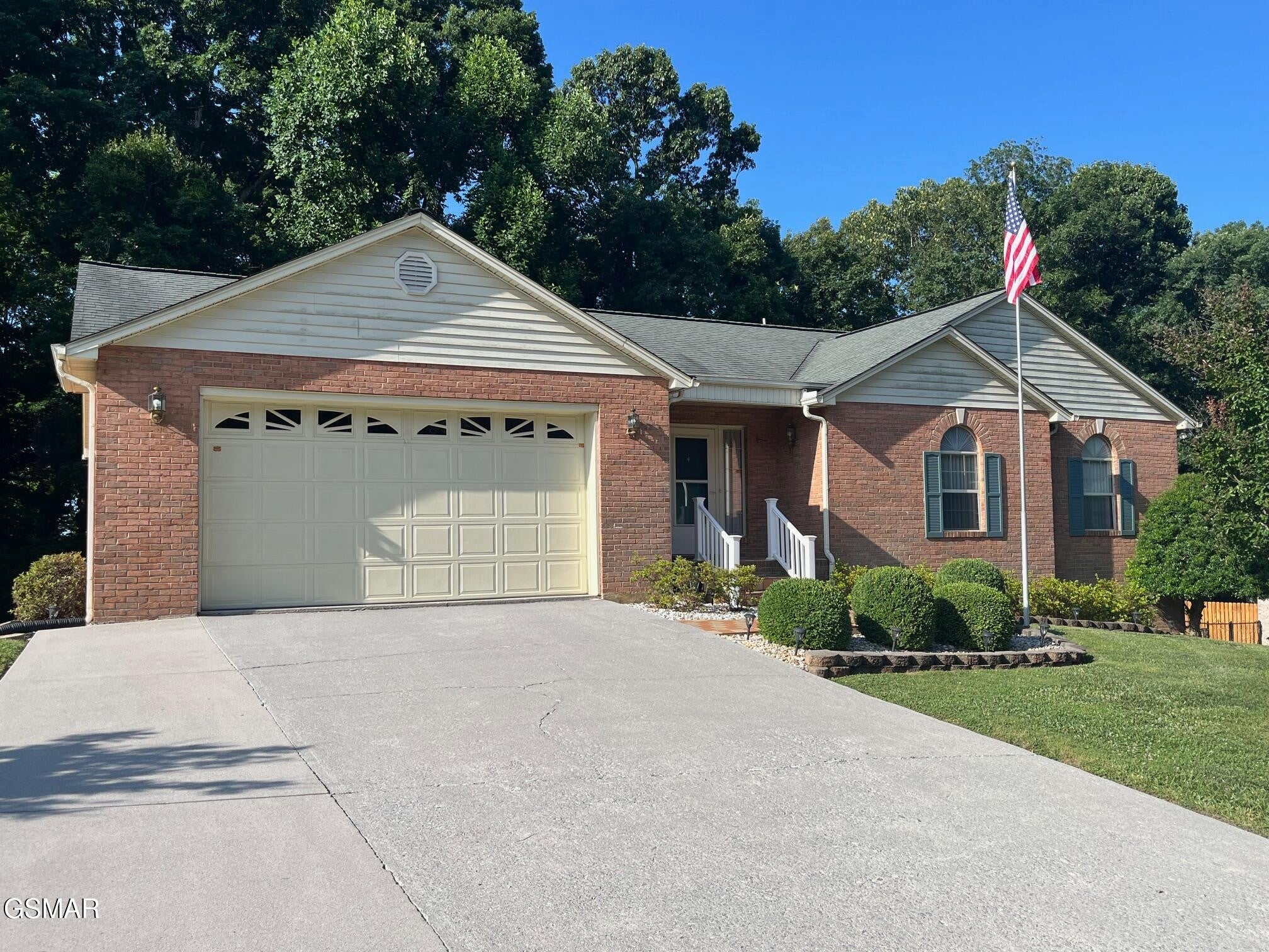 985 E Brentwood Drive — photo