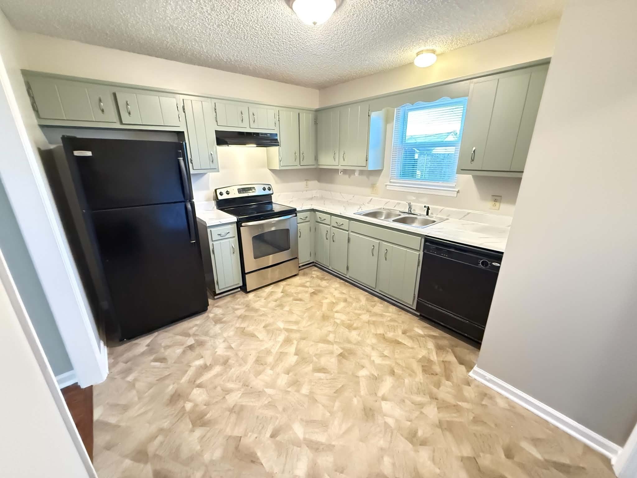 605 Alison Ct — photo