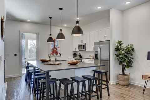 738 Douglas Ave 11 — photo