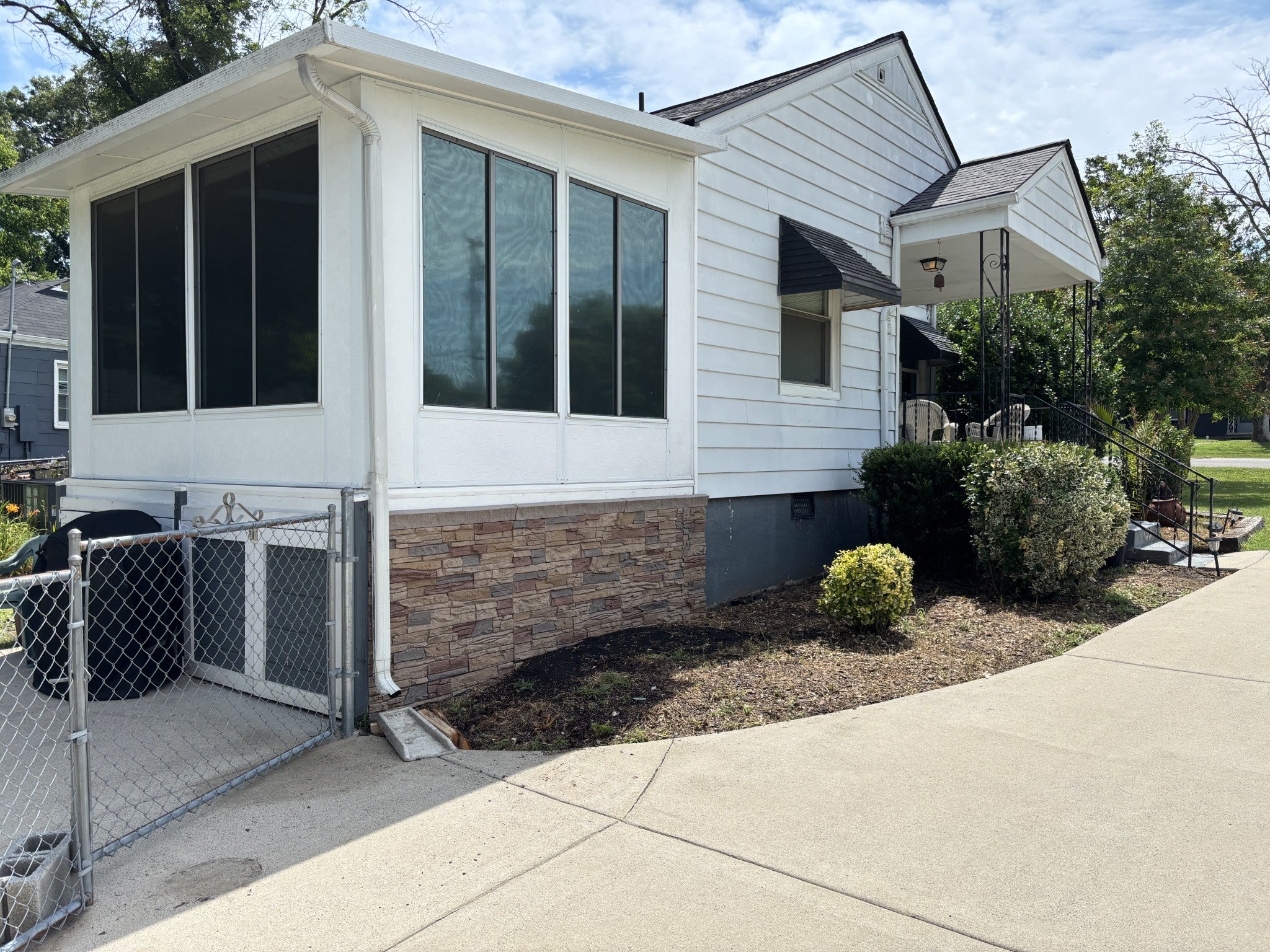 2825 Surrey Rd — photo