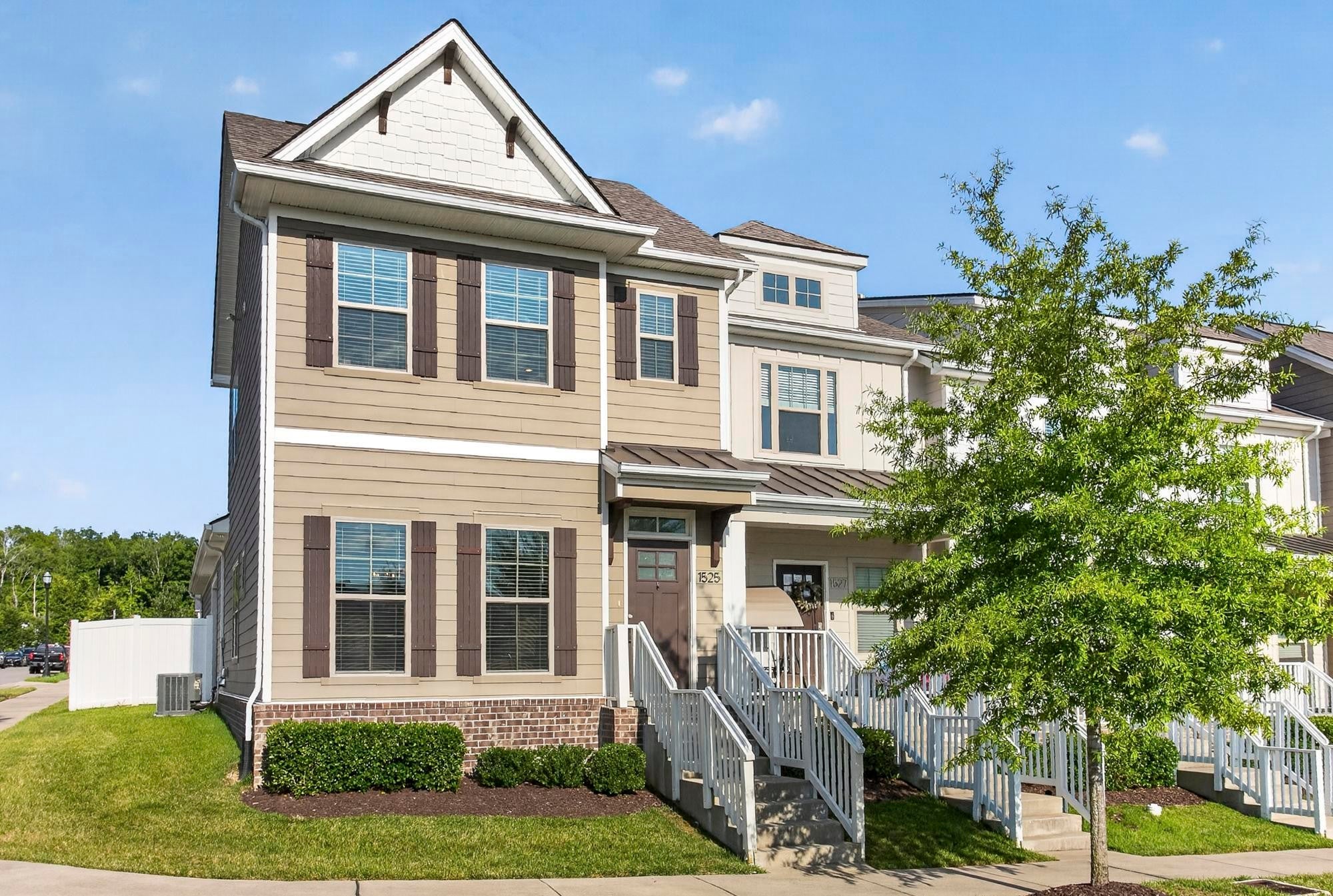 1525 White Tip Ln — photo