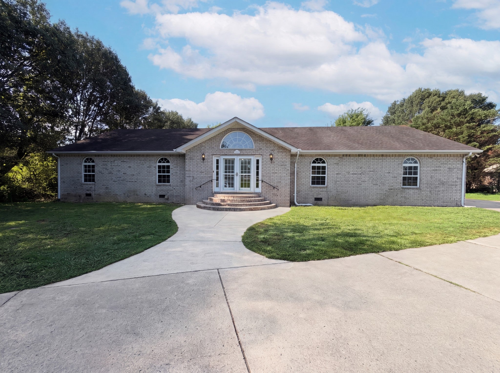 807 W Thompson Ln — photo