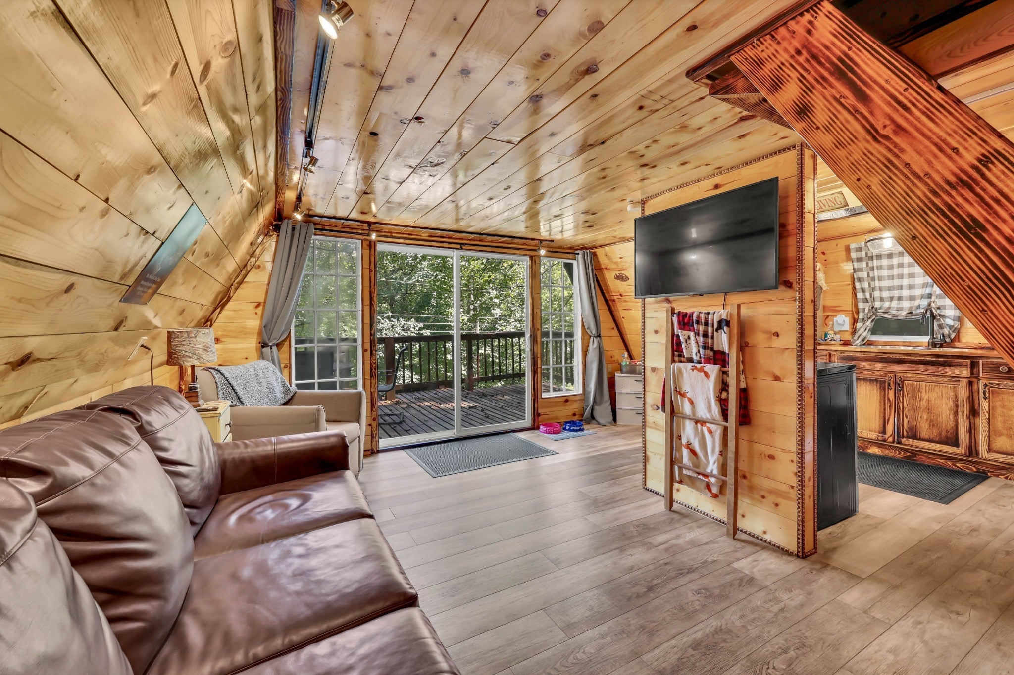 111 Lakeshore Dr — photo