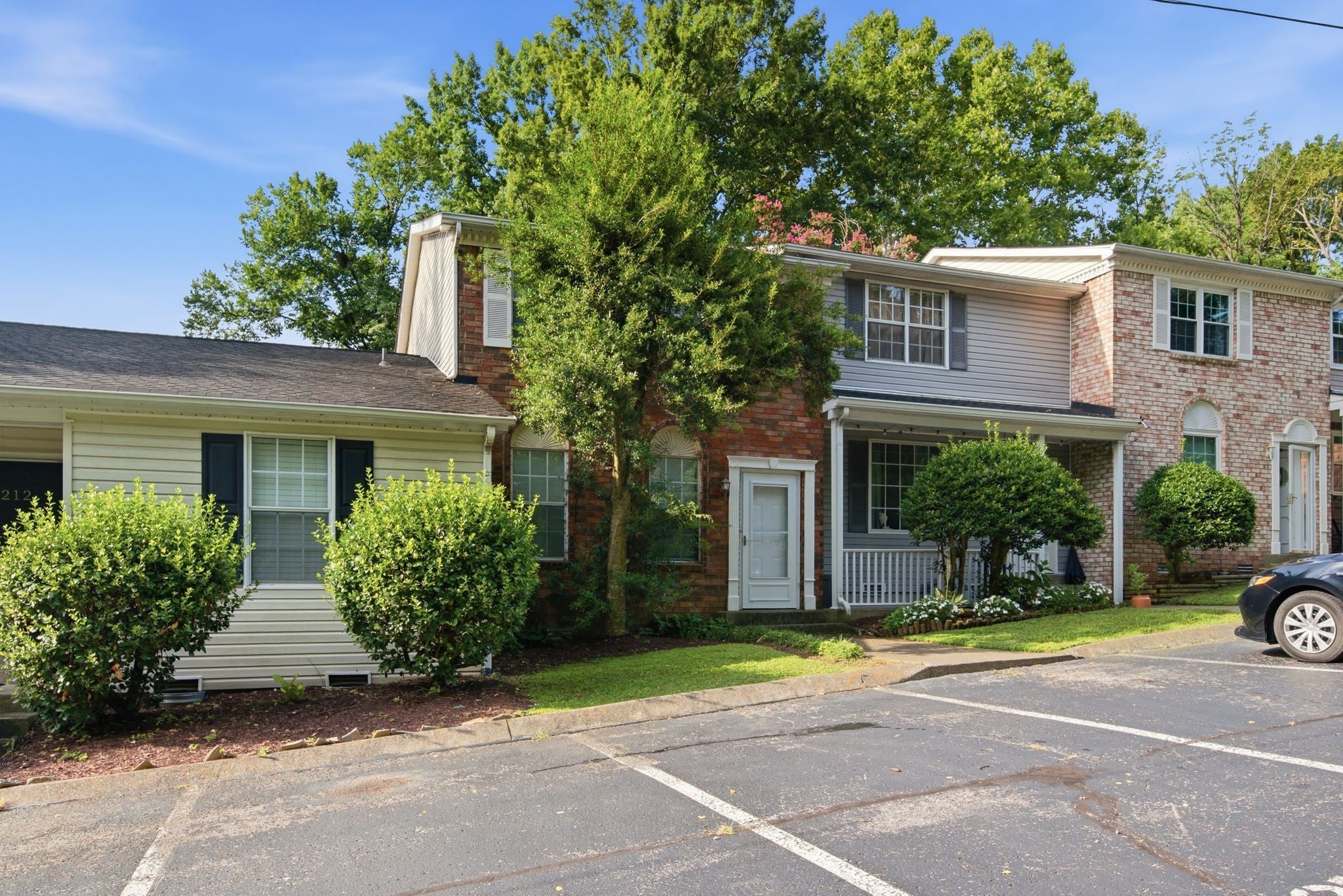 211 Oak Grove Dr — photo