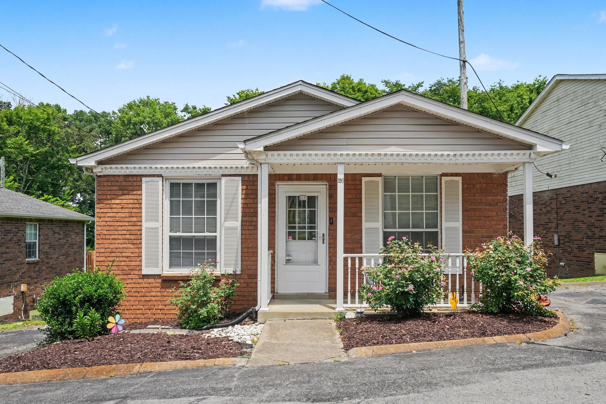 126 Five Oaks Dr — photo