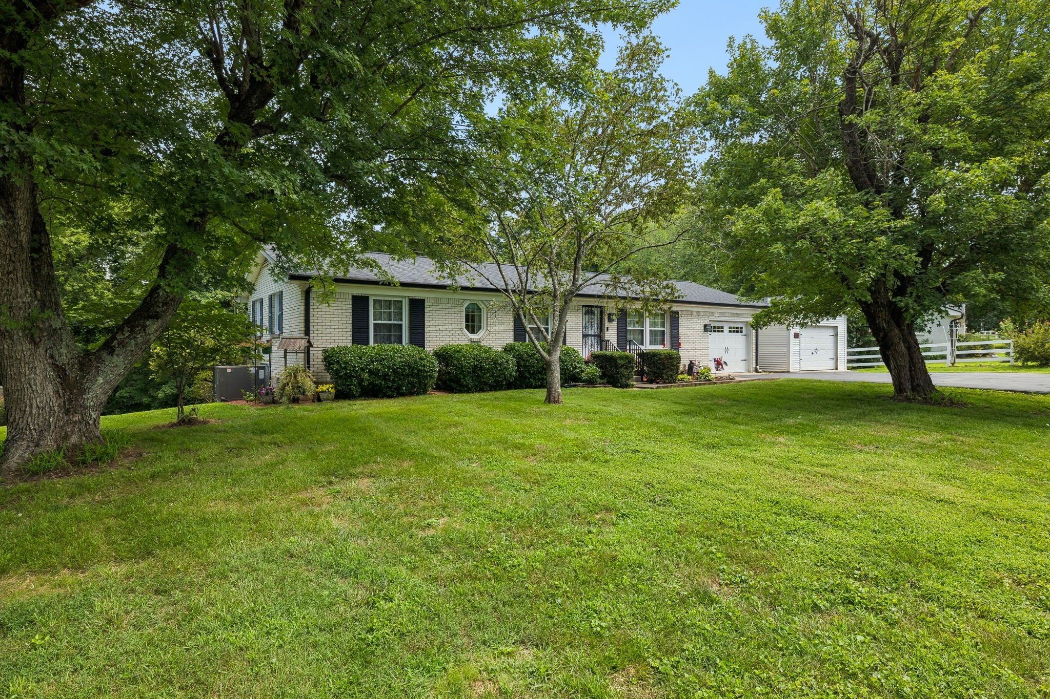 1104 Morriswood Dr — photo
