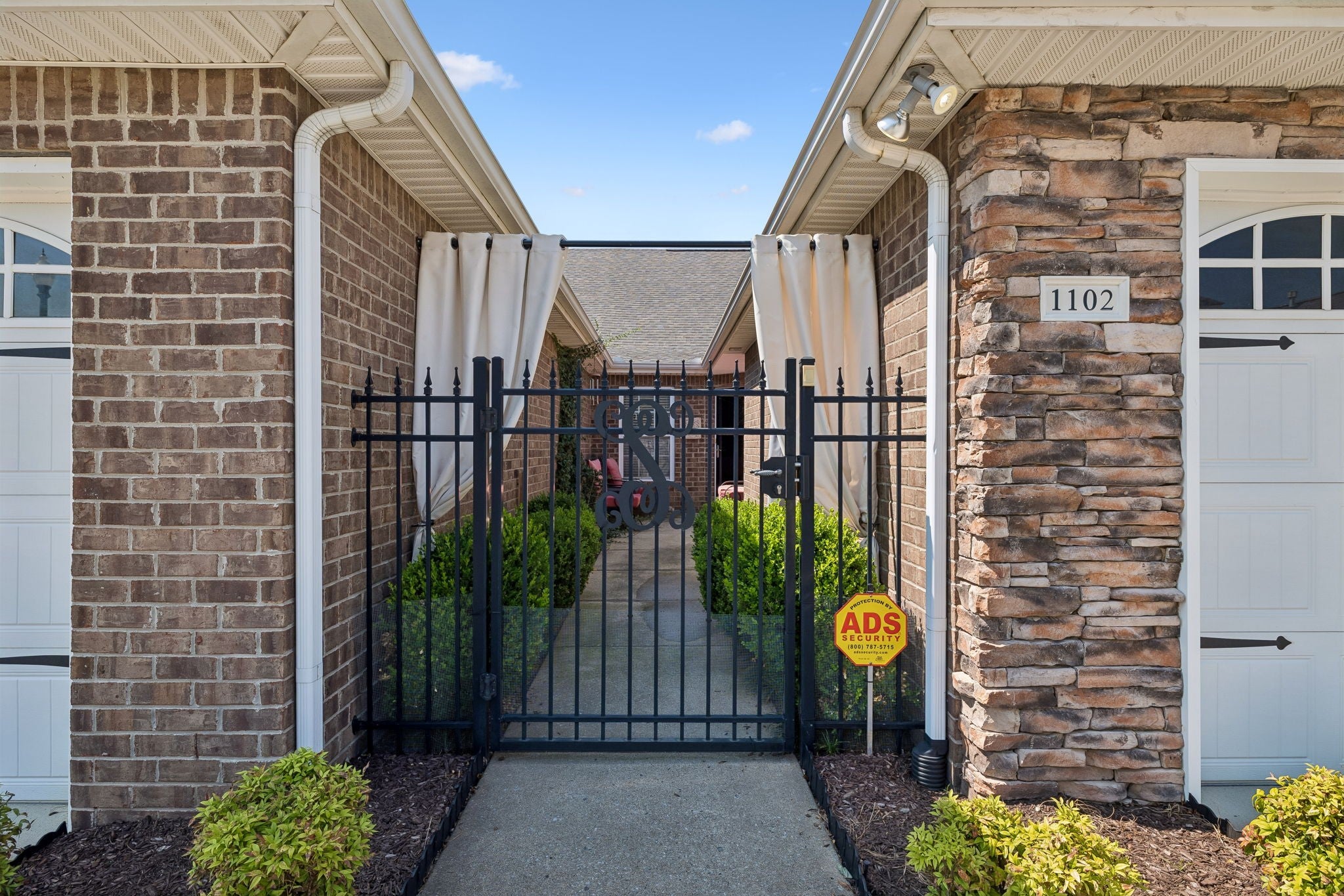 395 Devon Chase Hl 1102 — photo