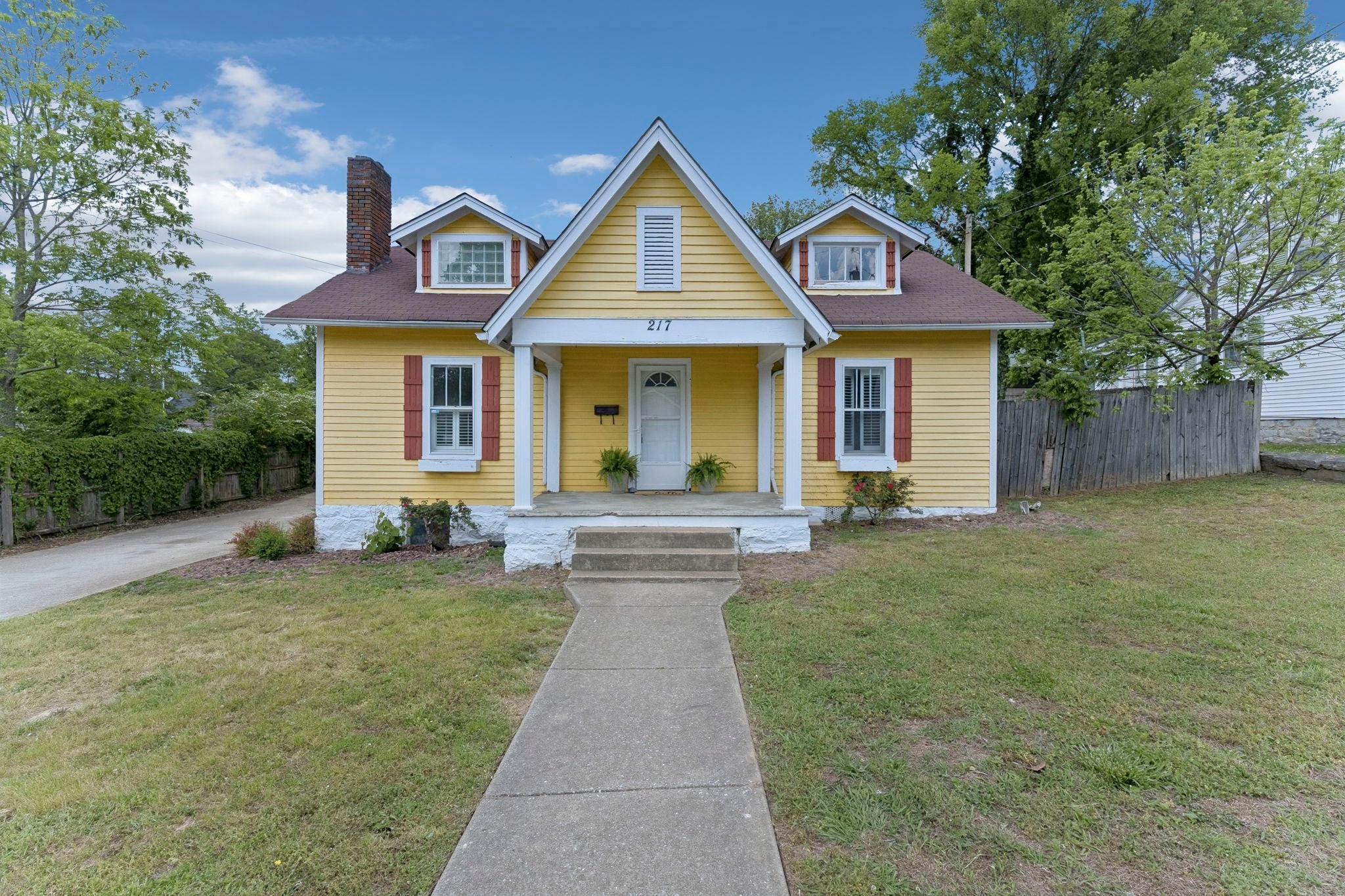 217 College Ave E — photo
