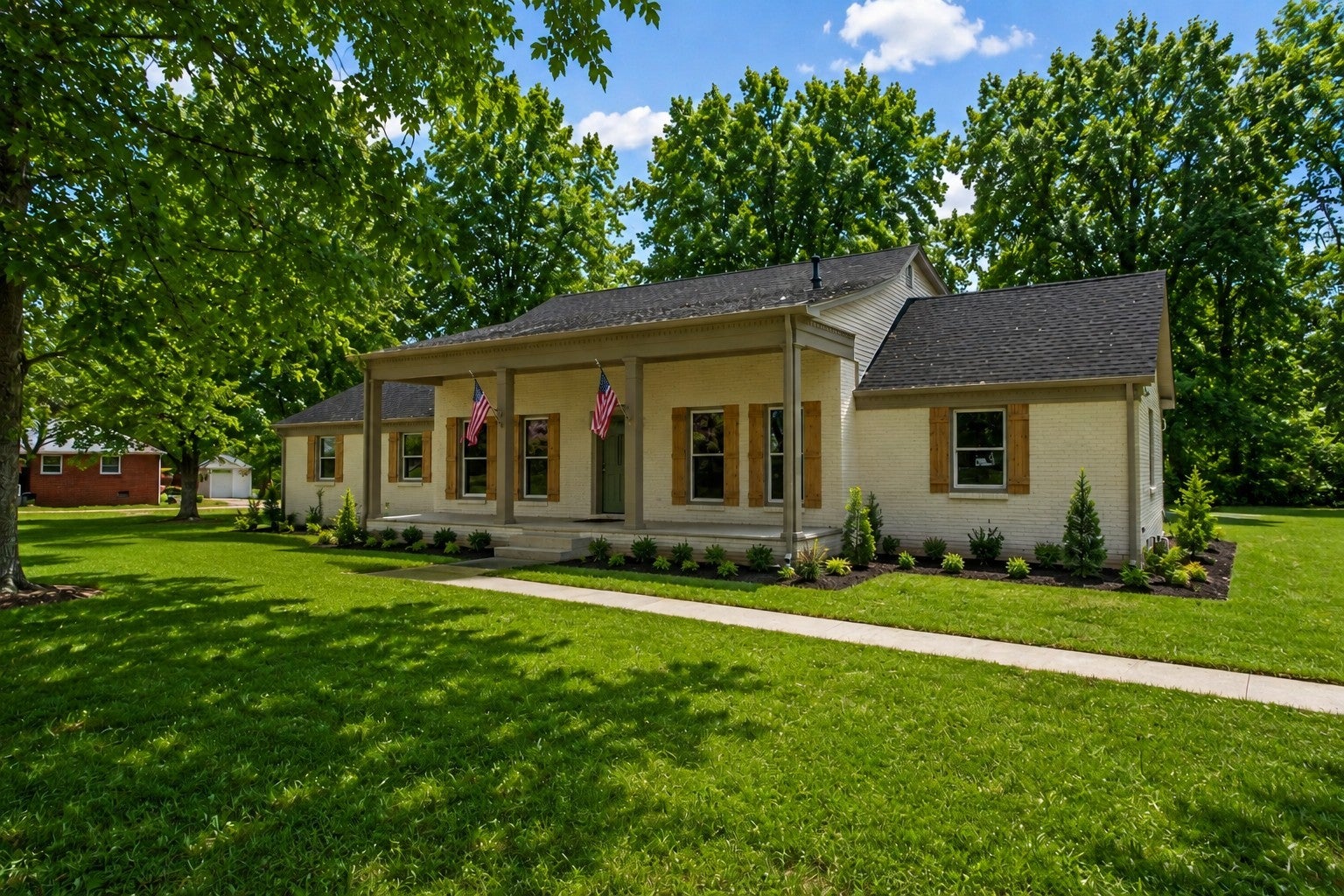 104 W Longview Dr — photo