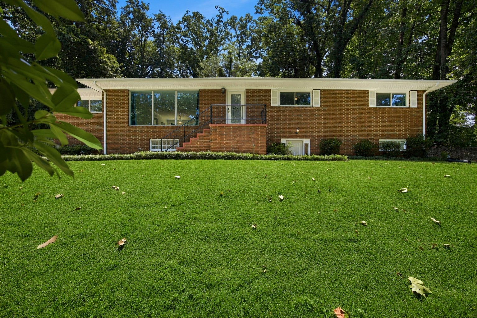 610 W Shadowlawn Dr — photo