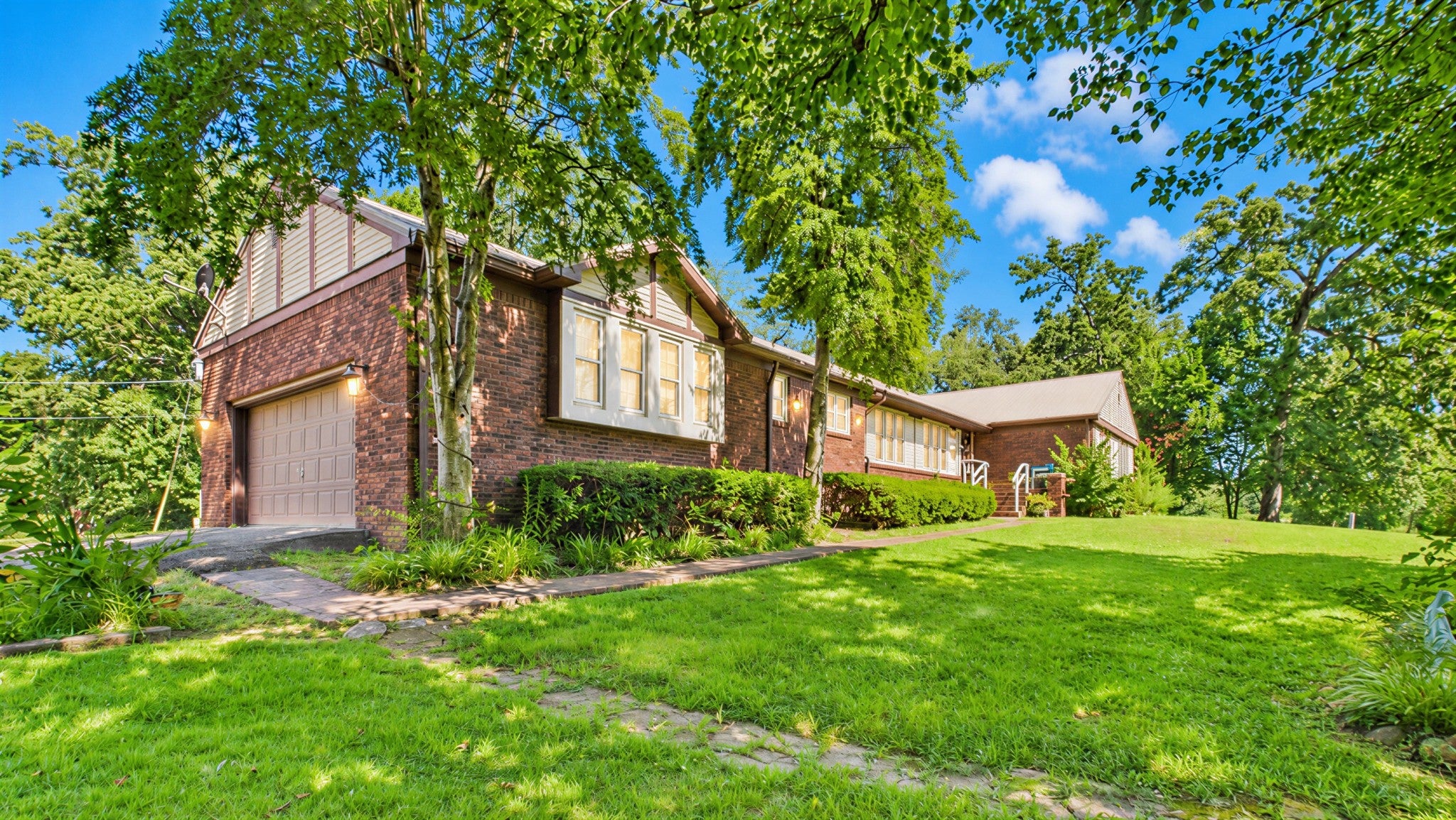 99 Dogwood Dr — photo