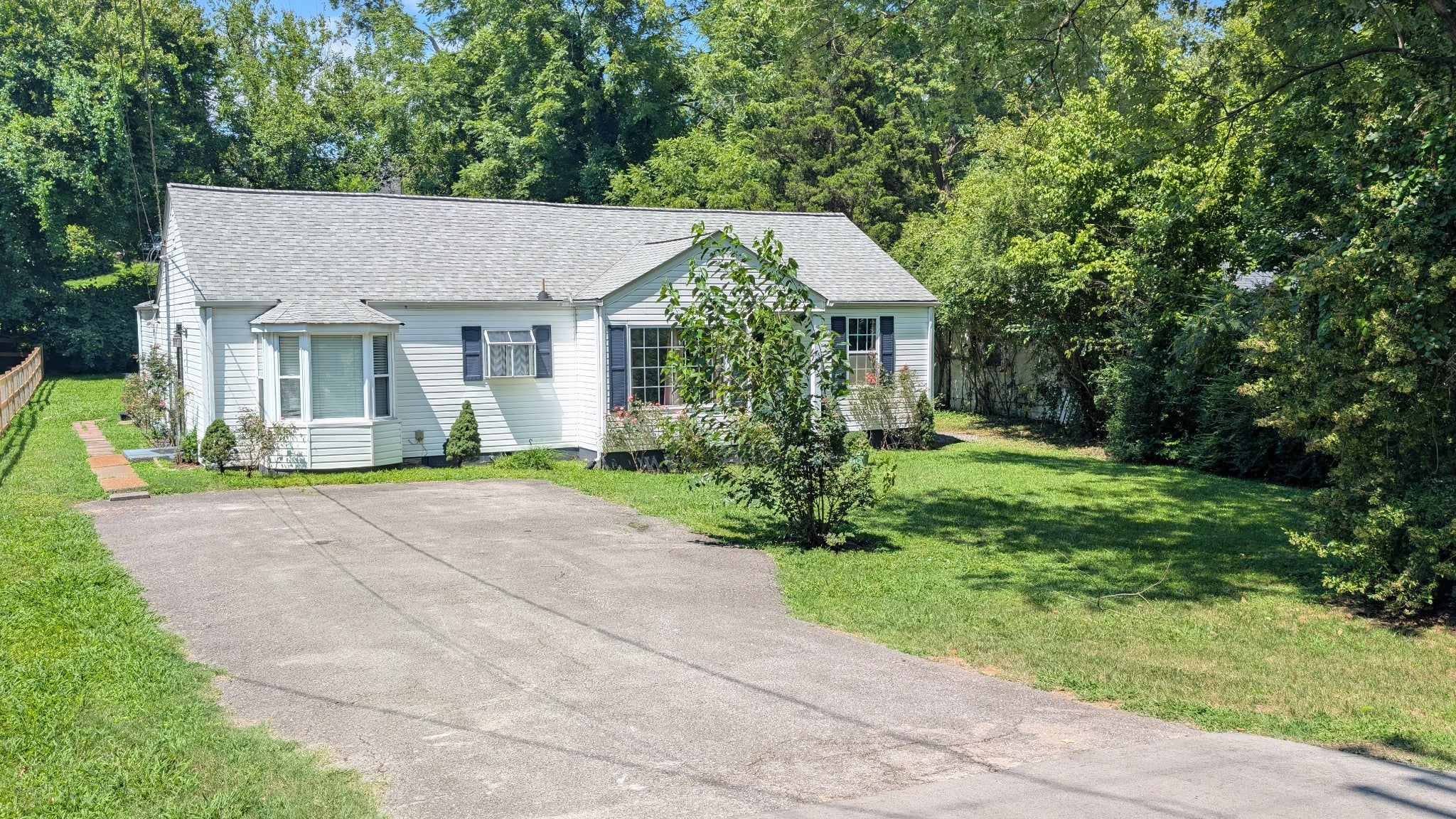 76 E Thompson Ln — photo