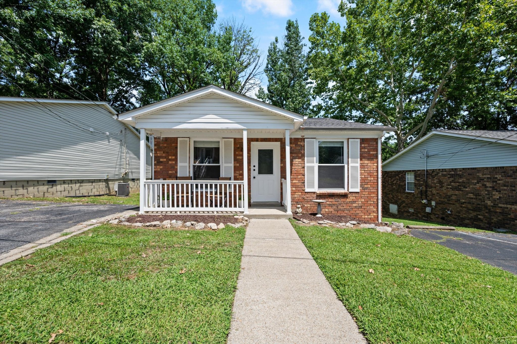 102 Five Oaks Dr — photo