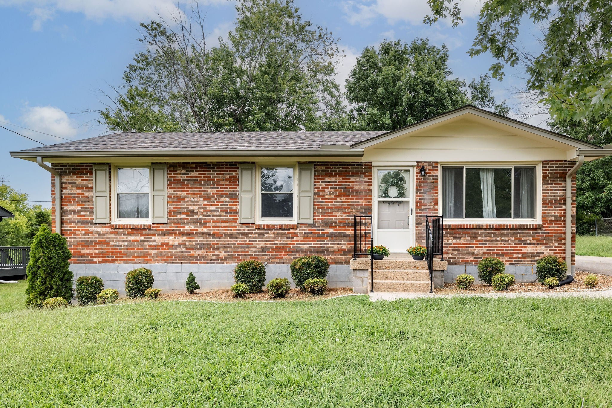 211 Friendship Dr — photo